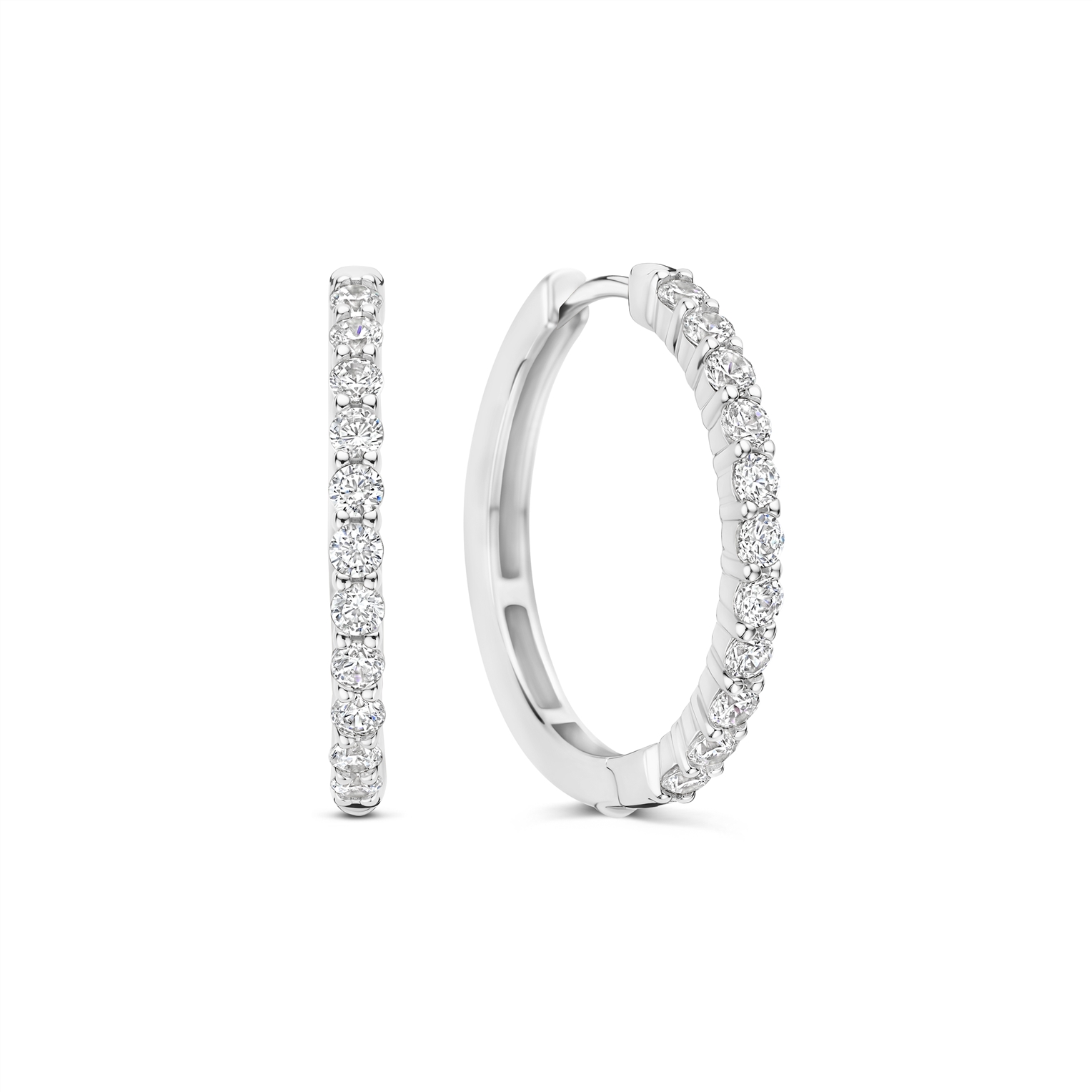 Deze Tennis Hoops zijn vervaardigd uit hoogwaardige kwaliteit 925 sterling zilver en hebben een diameter van 21,5 mm. De oorbellen zijn rondom bezet met briljant geslepen zirkonia steentjes die zorgvuldig zijn gezet, waardoor ze het licht vanuit elke hoek vangen. Het klassieke tennisdesign zorgt voor een verfijnde, heldere uitstraling met een luxe touch. Dankzij het tijdloze ontwerp zijn deze zilveren tennis hoops veelzijdig te dragen. Ze vormen een sterke basis voor dagelijks gebruik, maar hebben door de rij fonkelende zirkonia ook voldoende uitstraling om solo te dragen bij een meer geklede look. Een elegante toevoeging aan elke sieradencollectie. 78077ZI Tennis oorbellen