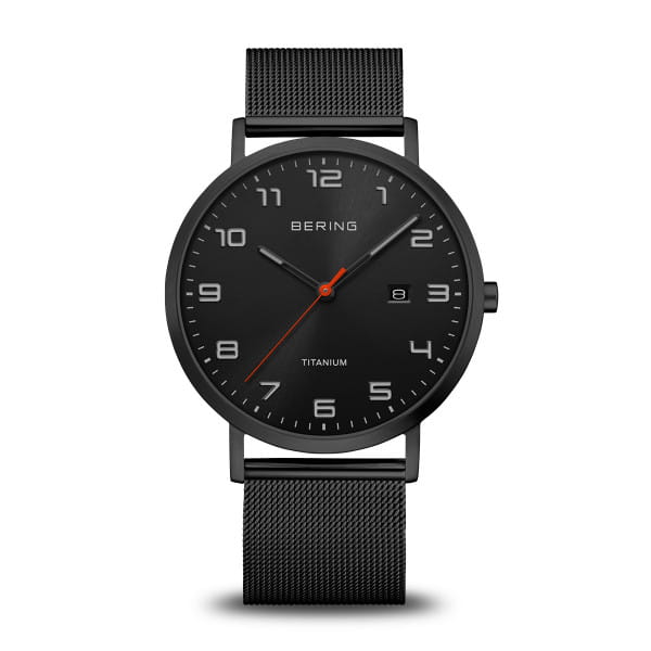  Technische precisie en Arctische helderheid komen samen in de BERING 18640-122.  De mat donkergrijze titanium kast geeft het horloge een krachtige, moderne uitstraling en biedt tegelijkertijd uitzonderlijke lichtheid. De zwarte wijzerplaat met sunray-afwerking is voorzien van duidelijke Arabische cijfers en nauwkeurige minuutmarkeringen voor optimale leesbaarheid. De oranje secondewijzer zorgt voor een dynamisch accent. Het datumvenster op 3 uur verhoogt de functionaliteit, terwijl de aanduiding &ldquo;TITANIUM&rdquo; het hoogwaardige materiaal benadrukt. De zwarte Milanese meshband van roestvrij staal maakt het ontwerp compleet.  Het krasbestendige saffierglas beschermt de wijzerplaat en het quartz-uurwerk garandeert nauwkeurige tijdmeting. Waterbestendig tot 5 ATM.  De BERING 18640-122 combineert lichtheid, duurzaamheid en modern design in &eacute;&eacute;n krachtig statement. 