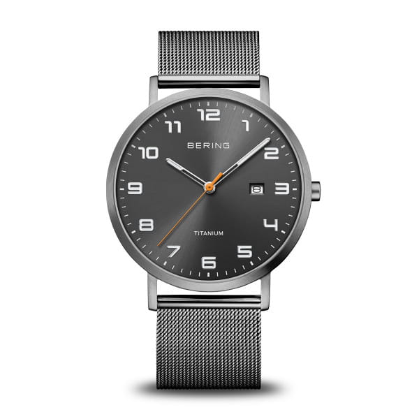  Lichtheid en precisie in Arctische stijl &ndash; de BERING 18640-377 combineert kracht en minimalistisch design.  De geborstelde lichtgrijze titanium kast biedt uitzonderlijke lichtheid en duurzaamheid. De grijze wijzerplaat met sunray-afwerking zorgt voor subtiele diepte. Duidelijke Arabische cijfers en nauwkeurige minuutmarkeringen garanderen optimale leesbaarheid. De oranje secondewijzer geeft een dynamisch accent. Het datumvenster op 3 uur verhoogt de functionaliteit, terwijl de aanduiding &ldquo;TITANIUM&rdquo; het hoogwaardige materiaal benadrukt. De zilverkleurige Milanese meshband van roestvrij staal maakt het moderne ontwerp compleet.  Het krasbestendige saffierglas beschermt de wijzerplaat en het quartz-uurwerk staat garant voor precisie. Waterbestendig tot 5 ATM.  De BERING 18640-377 is een krachtig statement van lichtheid en moderne eenvoud. 