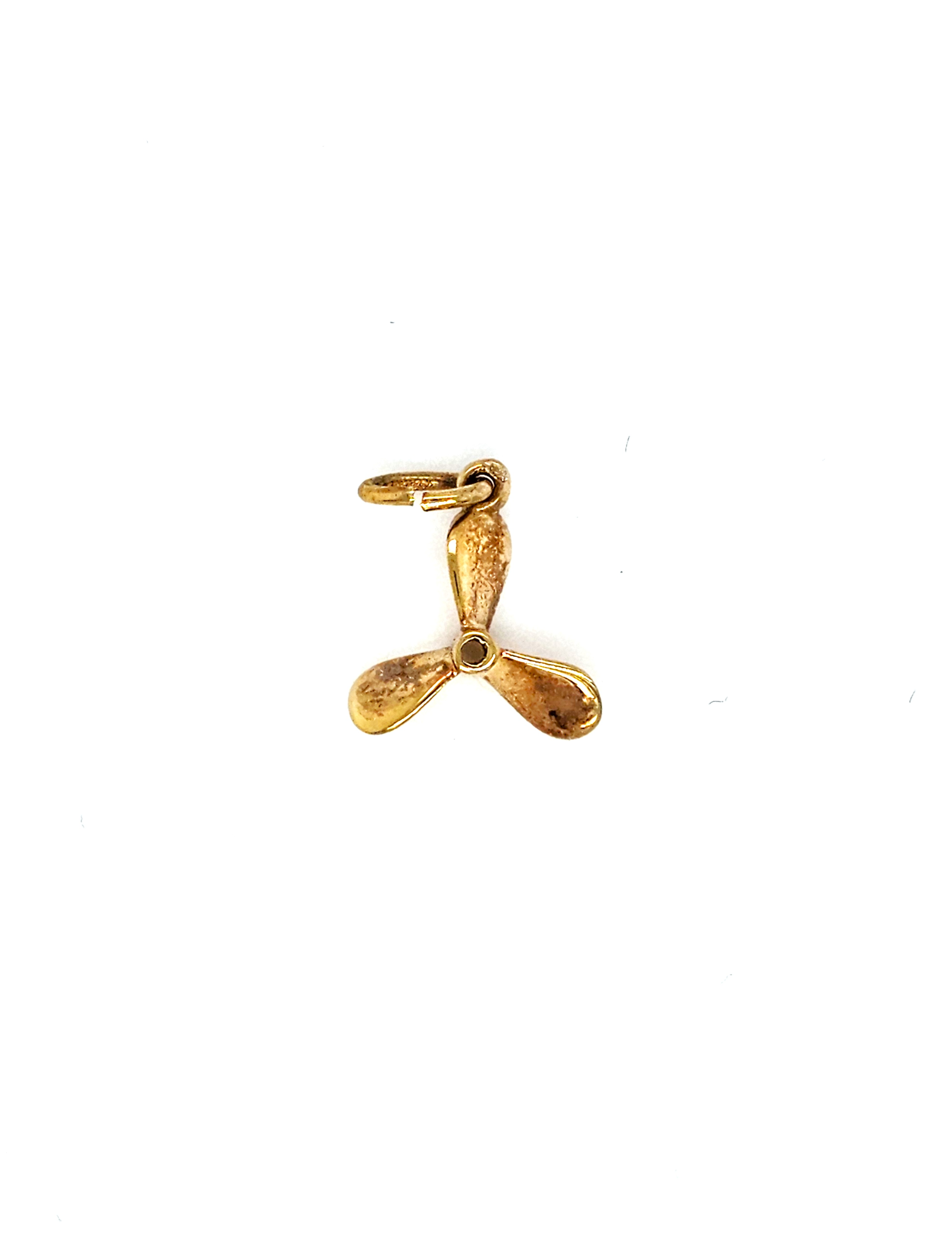 De "Gouden Hanger Scheepsschroef" is een schitterende hanger uit de categorie sieraden, specifiek ontworpen als een unieke hanger. Deze prachtige hanger met scheepsschroefdesign voegt een nautische touch toe aan elke outfit. De beste manier om deze hanger te dragen is aan een fijne ketting om elegantie en stijl aan uw look toe te voegen. Perfect voor zowel dagelijks gebruik als speciale gelegenheden.