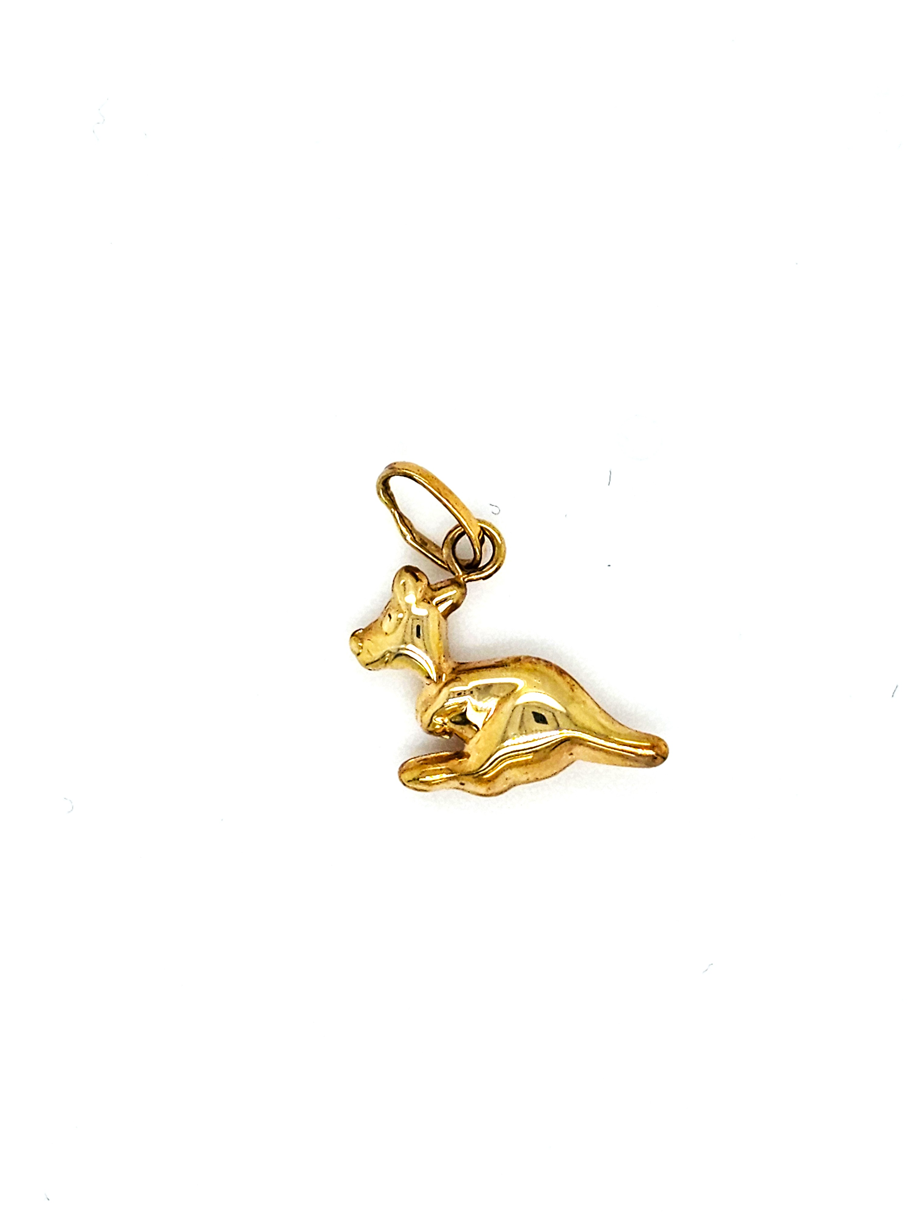 De Gouden Hanger Kangoeroe, modelnummer GOUDEN HANGER KANGOEROE, is een prachtige hanger die tot de categorie sieraden behoort. Dit sieraad geeft elke outfit een unieke touch. Draag het met een fijne ketting voor een subtiele look. Perfect voor dagelijks gebruik of speciale gelegenheden. Een must-have voor elke sieradenliefhebber!