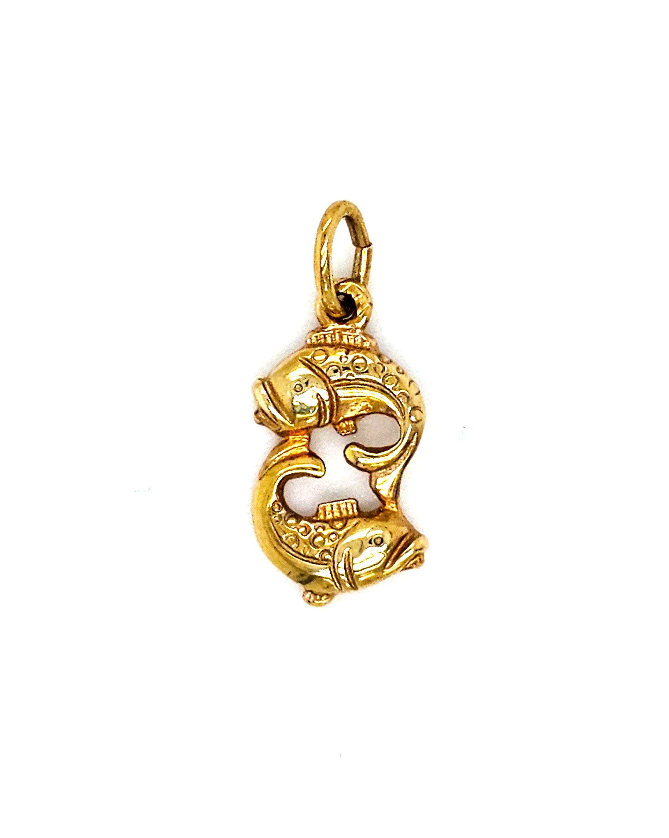 De gouden hanger sterrenbeeld, modelnummer GOUDEN HANGER STERRENBEELD, is een prachtige toevoeging aan elke sieradencollectie. Deze hanger, vallend onder de categorie "JEWEL" en type "PENDANT", kan subtiel gedragen worden aan een fijne ketting. Combineer met andere fijne sieraden voor een elegante, persoonlijke look. Perfect voor dagelijks gebruik of speciale gelegenheden.