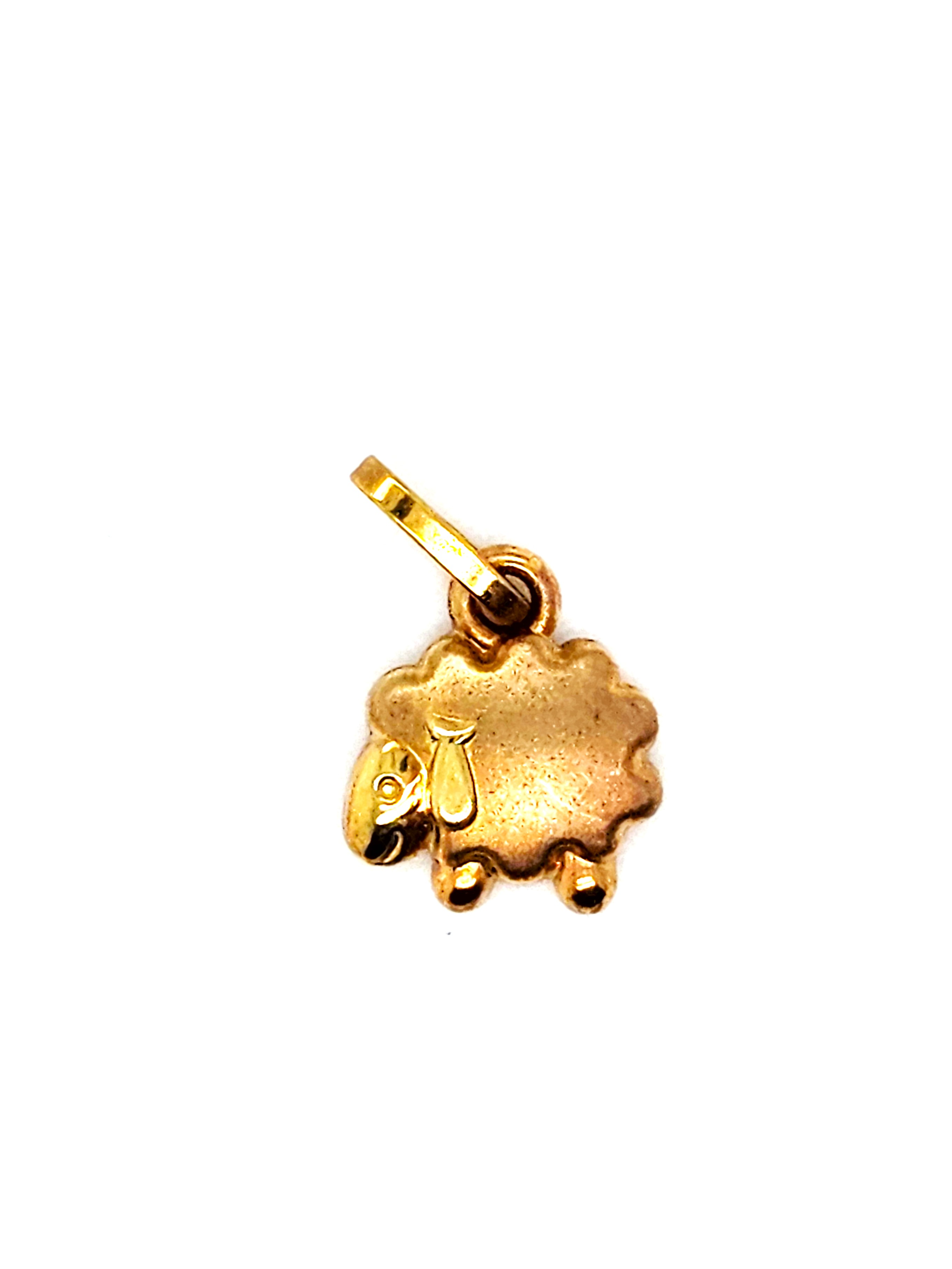 De gouden hanger schaap, modelnummer GOUDEN HANGER SCHAAP, is een verfijnd sieraad dat valt onder de categorie "Jewel" en is specifiek een "PENDANT". Draag deze unieke hanger aan een elegante ketting om je nek voor een speelse en stijlvolle uitstraling. Perfect voor iedere gelegenheid en een prachtig geschenk!