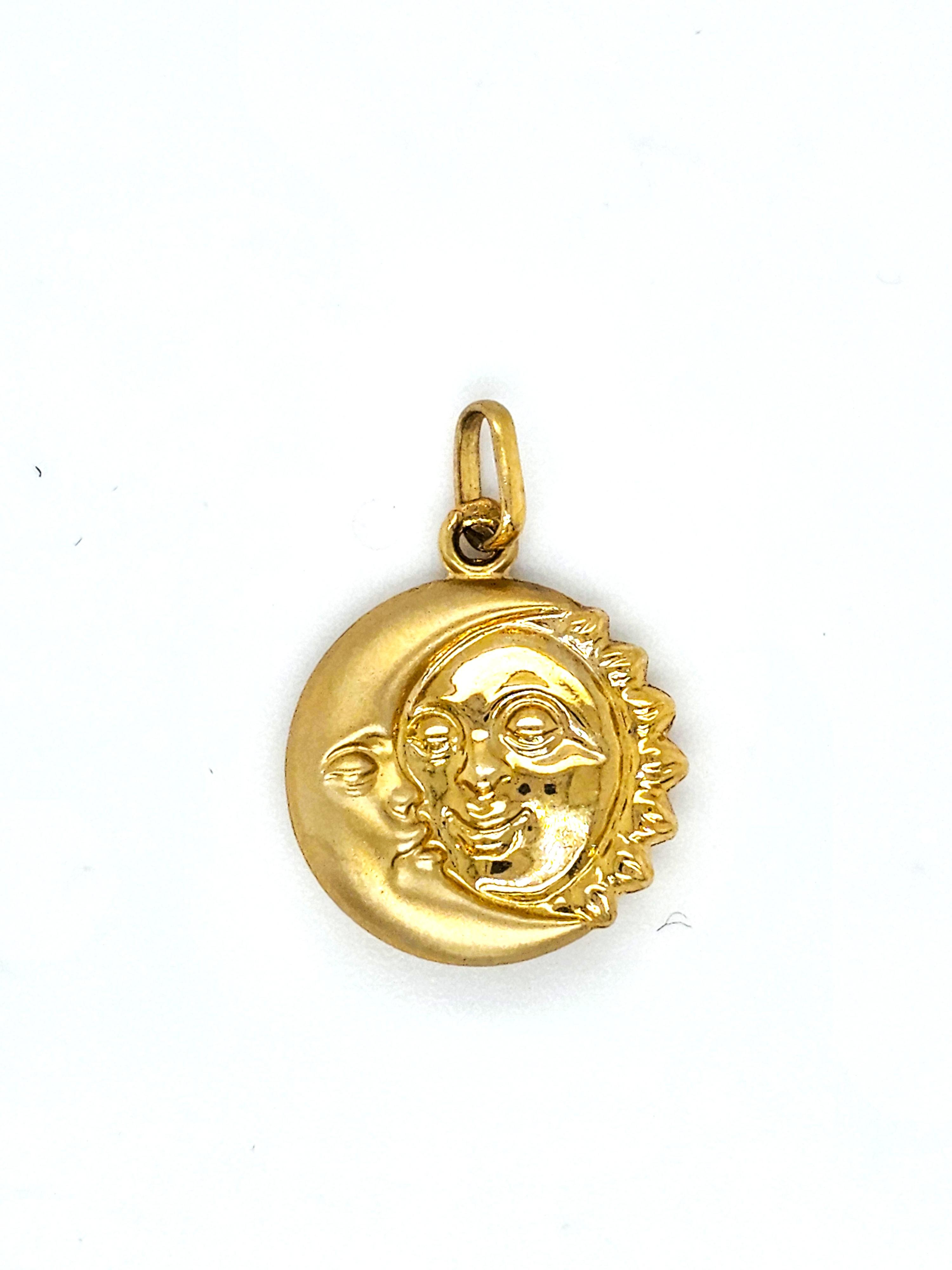 De Gouden Hanger Zon en Maan is een elegante hanger die deel uitmaakt van de categorie "Juweel" en het type "Hanger". Deze unieke hanger combineert zon- en maansymboliek voor een tijdloze look. Draag deze prachtige hanger aan een fijne ketting voor een verfijnde uitstraling die elke outfit compleet maakt. Perfect voor zowel dagelijks gebruik als speciale gelegenheden.