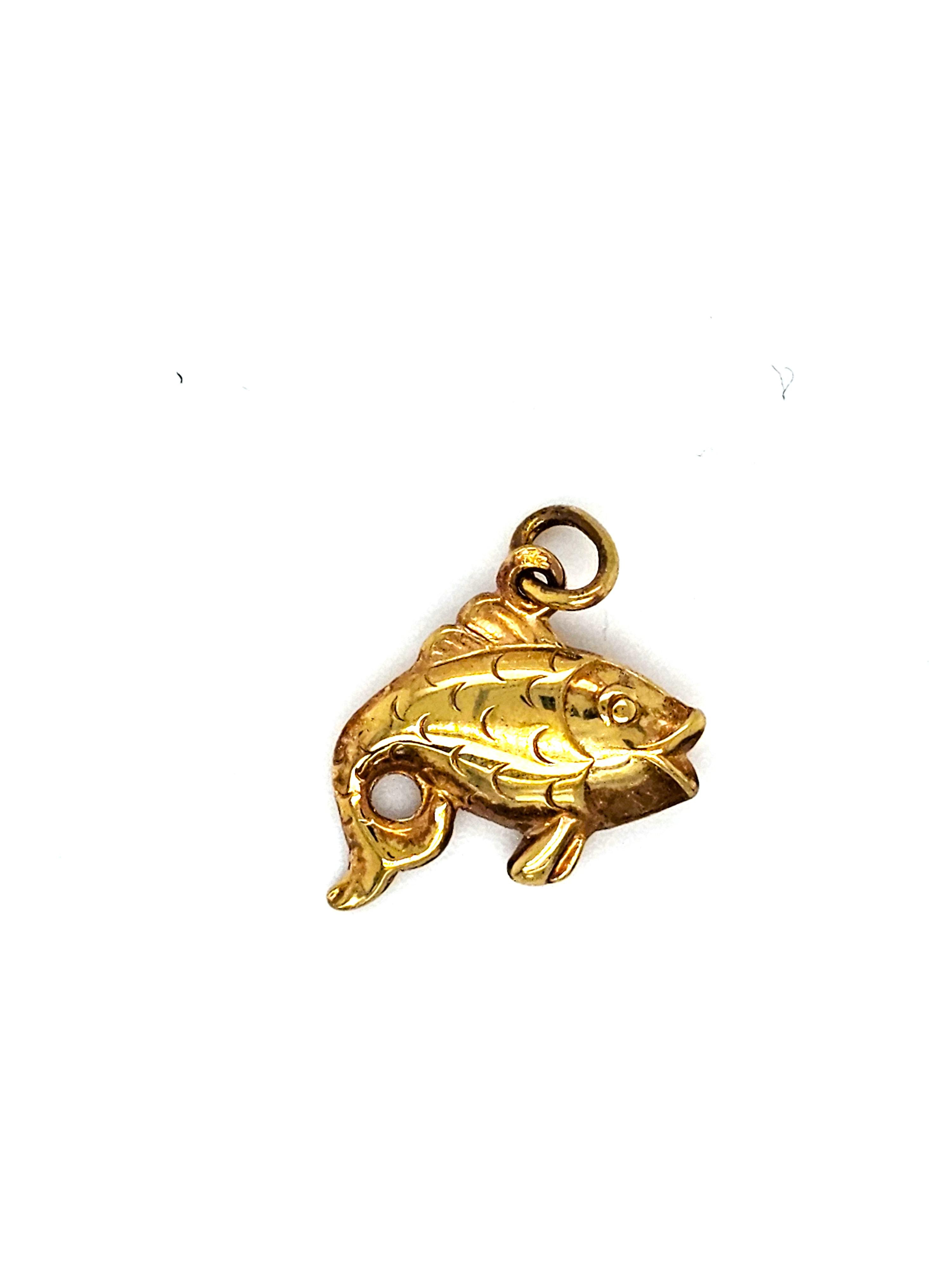 De gouden hanger vis, modelnummer GOUDEN HANGER VIS, is een prachtige gouden hanger. Producteigenschappen: Categorie: Sieraad, Type: Hanger, Materiaal: Goud. Draag deze elegante hanger aan een ketting om de nek voor een verfijnde en tijdloze uitstraling. Ideaal voor zowel dagelijkse gelegenheden als speciale evenementen. Voeg een vleugje luxe toe aan elke outfit.
