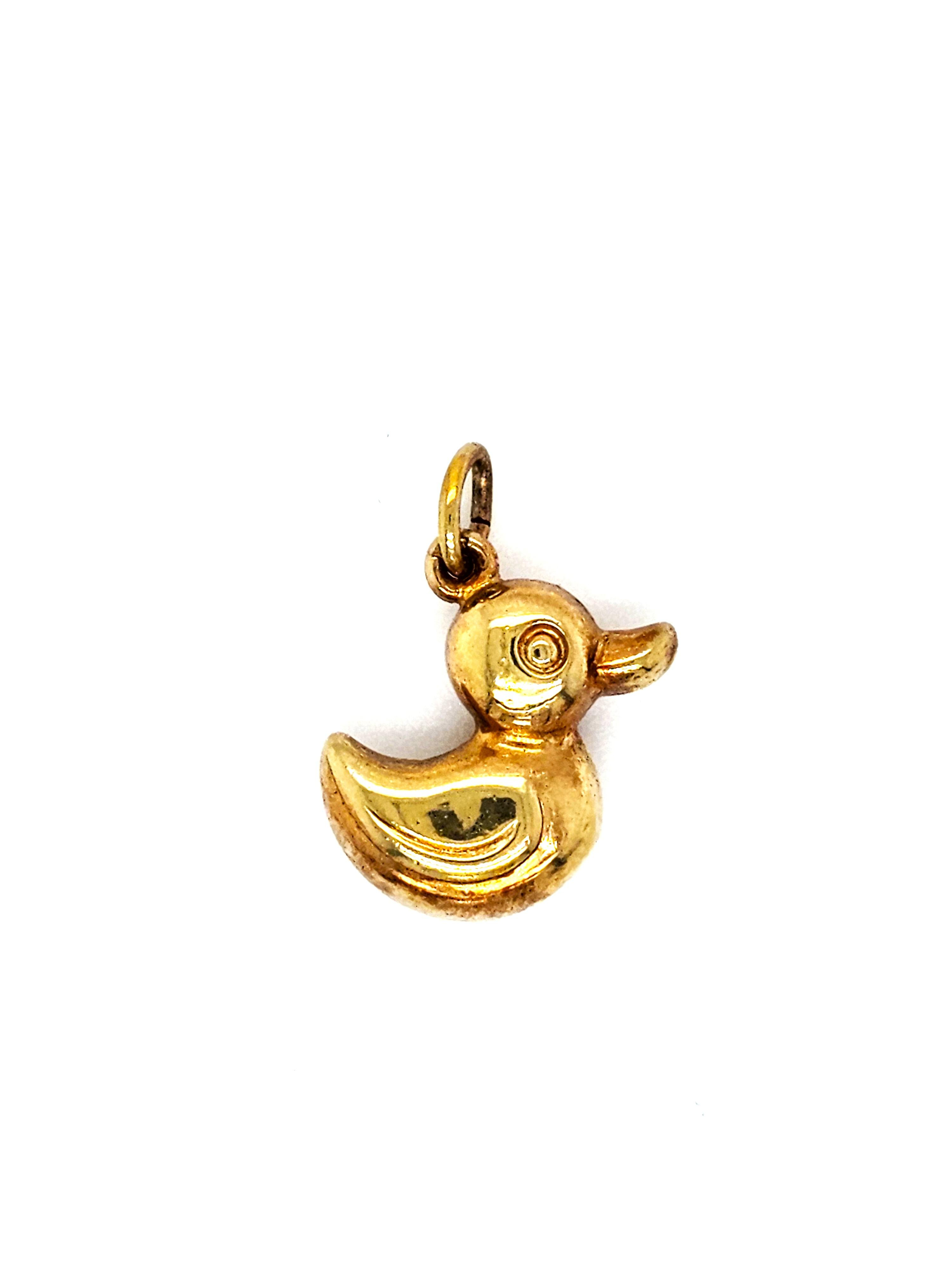 De gouden hanger eend met modelnummer GOUDEN HANGER EEND is een luxe sieraad dat valt onder de categorie juwelen, specifiek als hanger. Het beste draag je deze stijlvolle hanger aan een fijne ketting om de nek, waardoor het een leuke toevoeging is aan elke outfit. Perfect voor dagelijkse gelegenheden.