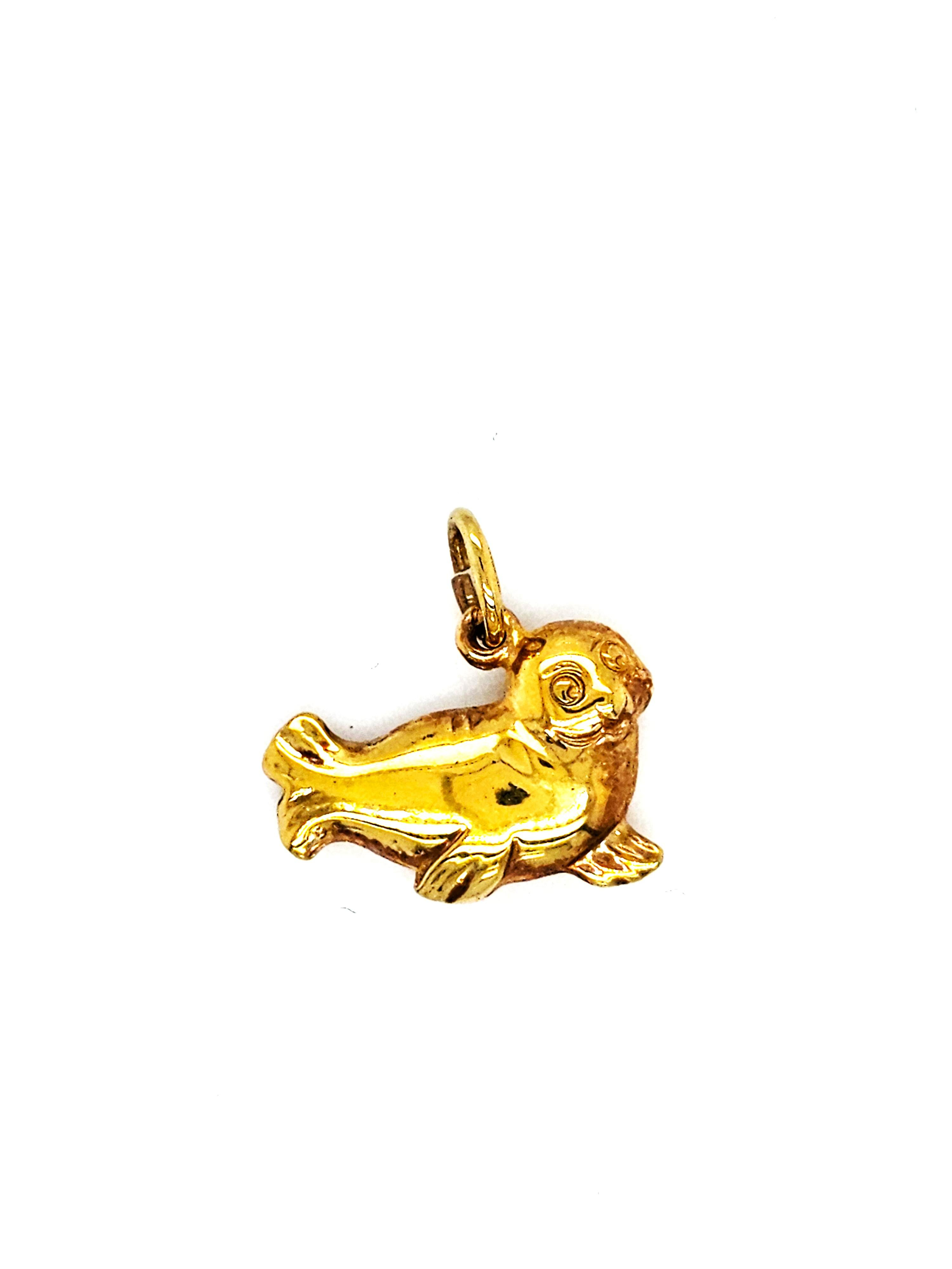 Deze prachtige gouden hanger, modelnummer GOUDEN HANGER ZEEHOND, valt onder de categorie JEWEL en is een schitterende PENDANT. Deze zeehondhanger voegt een speelse en elegante toets toe aan elke outfit. Draag het aan een ketting voor een verfijnde look, perfect voor zowel dagelijks gebruik als speciale gelegenheden. 