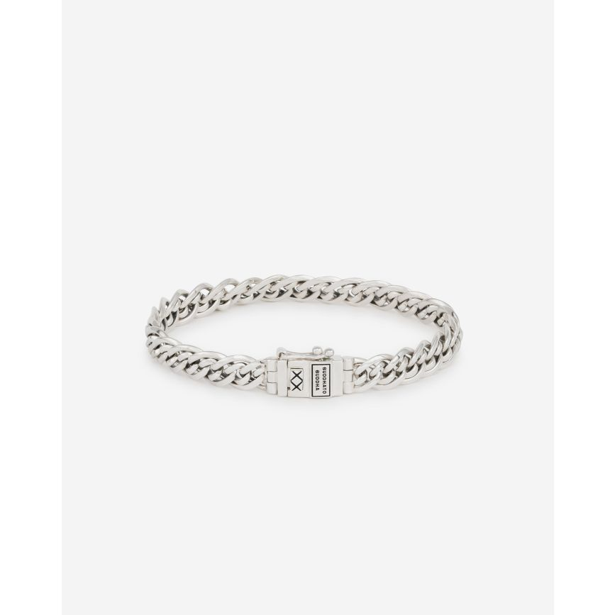 De Nathalie Mini is een subtiele variant van een van onze meest iconische Buddha to Buddha armbanden. Het ontwerp is een van de bekendste schakels uit onze collectie! De aparte dubbele schakels die typisch zijn voor de Nathalie maakt deze sterling zilveren armband tot een echt meesterwerk. Elke schakel is zorgvuldig met de hand gevormd, een getuigenis van de toewijding en het vakmanschap van onze ambachtslieden. Gemaakt van gerecycled premium zilver, staat deze armband voor een perfecte balans tussen duurzaamheid, kwaliteit en stijl. De Nathalie XS Armband is meer dan alleen een sieraad; het is een verhaal van passie, kunst en connectie. Ontworpen in Amsterdam en met de hand gemaakt in Zuid-Oost Azi&euml;.
