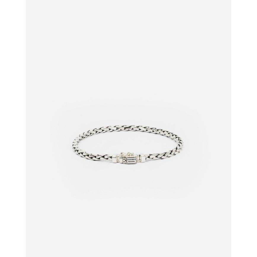 De George Mini Armband is gebaseerd op een traditionele Balinese weeftechniek en met de hand gemaakt door gepassioneerde ambachtslieden. Het is een meesterwerk dat puur vakmanschap laat zien. Deze armband, met zijn fijne schakels en gedetailleerde afwerking, is een ode aan de kunst van het verfijnde smeden. Ontworpen in Amsterdam en met de hand gemaakt in Zuid-Oost Azi&euml; uit gerecycled zilver. Deze armband is niet alleen een statement van stijl, maar ook van duurzaamheid en kwaliteit. Draag het als een symbool van jouw eigen unieke pad en de onvergetelijke momenten en mijlpalen die je al hebt behaald in je leven.