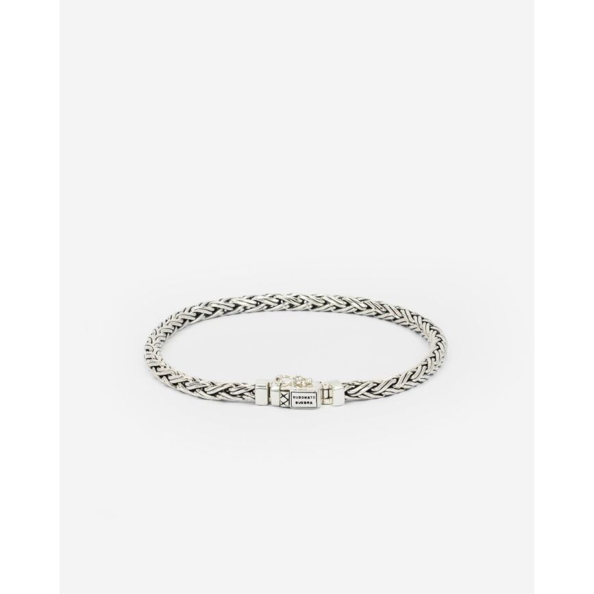 De Katja Mini Armband is gebaseerd op een traditionele Balinese weeftechniek en met de hand gemaakt door gepassioneerde ambachtslieden. Het is een meesterwerk dat puur vakmanschap laat zien. Deze armband, met zijn fijne schakels en gedetailleerde afwerking, is een ode aan de kunst van het verfijnde smeden. Ontworpen in Amsterdam en met de hand gemaakt in Zuid-Oost Azi&euml; uit gerecycled zilver. Deze armband is niet alleen een statement van stijl, maar ook van duurzaamheid en kwaliteit. Draag het als een symbool van jouw eigen unieke pad en de onvergetelijke momenten en mijlpalen die je al hebt behaald in je leven.