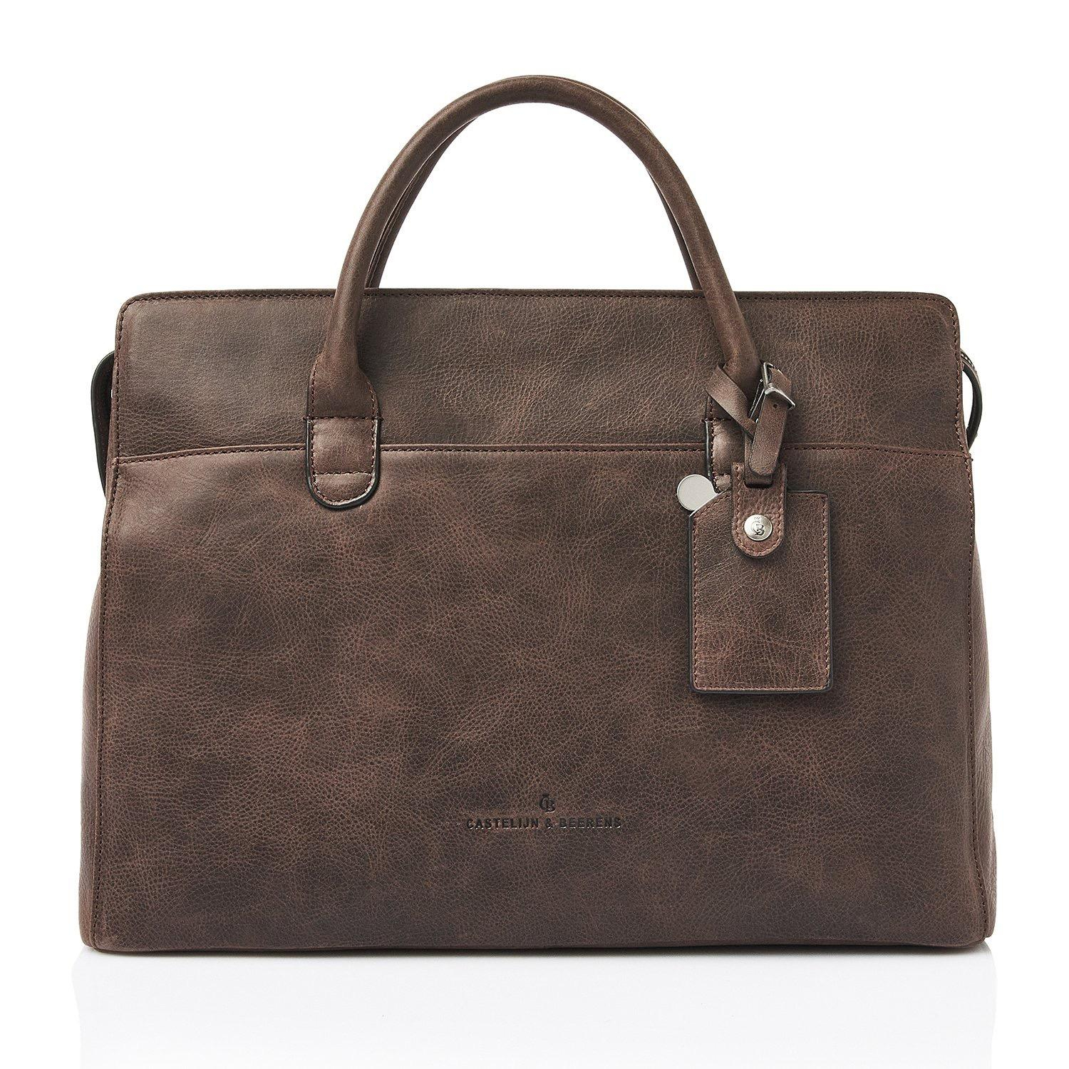 Leren Laptoptas 15,6 Inch &ndash; Carisma Collectie

Elegant, stijlvol &eacute;n functioneel: deze leren laptoptas uit de Carisma collectie is de perfecte werktas voor professionals die kwaliteit en uitstraling belangrijk vinden. Dankzij het soepele Italiaanse leer met natuurlijke nerfstructuur krijgt de tas een luxe en tijdloze look. Ideaal als dames werktas of heren businesstas.

Perfect voor werk en onderweg

Met een formaat van 41 x 12 x 30 cm is deze 15,6 inch laptoptas ruim opgezet zonder log aan te voelen. De tas beschikt over twee hoofdcompartimenten, waarvan &eacute;&eacute;n voorzien is van een verstevigd laptopvak voor een 15,6 inch laptop. Daarnaast zorgen diverse rits- en steekvakken ervoor dat je documenten, accessoires en persoonlijke spullen overzichtelijk kunt opbergen.

Dankzij het ge&iuml;ntegreerde RFID-vakje zijn je bankpassen en paspoort beschermd tegen ongewenst uitlezen. Extra praktisch is de trolleyband aan de achterzijde, waarmee je de tas eenvoudig aan een koffer bevestigt tijdens zakenreizen.

Comfort & Duurzaamheid

✔ Geschikt voor 15,6 inch laptop

✔ Twee ruime hoofdvakken

✔ Verstevigd laptopcompartiment

✔ RFID-bescherming

✔ Afneembare en verstelbare leren schouderriem

✔ Trolley strap voor reizen

✔ Gewicht: 1080 gram

Het hoogwaardige Italiaanse leer is duurzaam gelooid volgens de richtlijnen van de Leather Working Group, wat deze laptoptas niet alleen stijlvol maar ook verantwoord maakt.

Waarom kiezen voor deze leren werktas?

Deze tas combineert een professionele uitstraling met praktische functionaliteit. Of je nu dagelijks naar kantoor gaat, veel onderweg bent of een representatieve businesstas zoekt voor afspraken &ndash; de Carisma 15,6 inch leren laptoptas biedt ruimte, bescherming en klasse in &eacute;&eacute;n.
