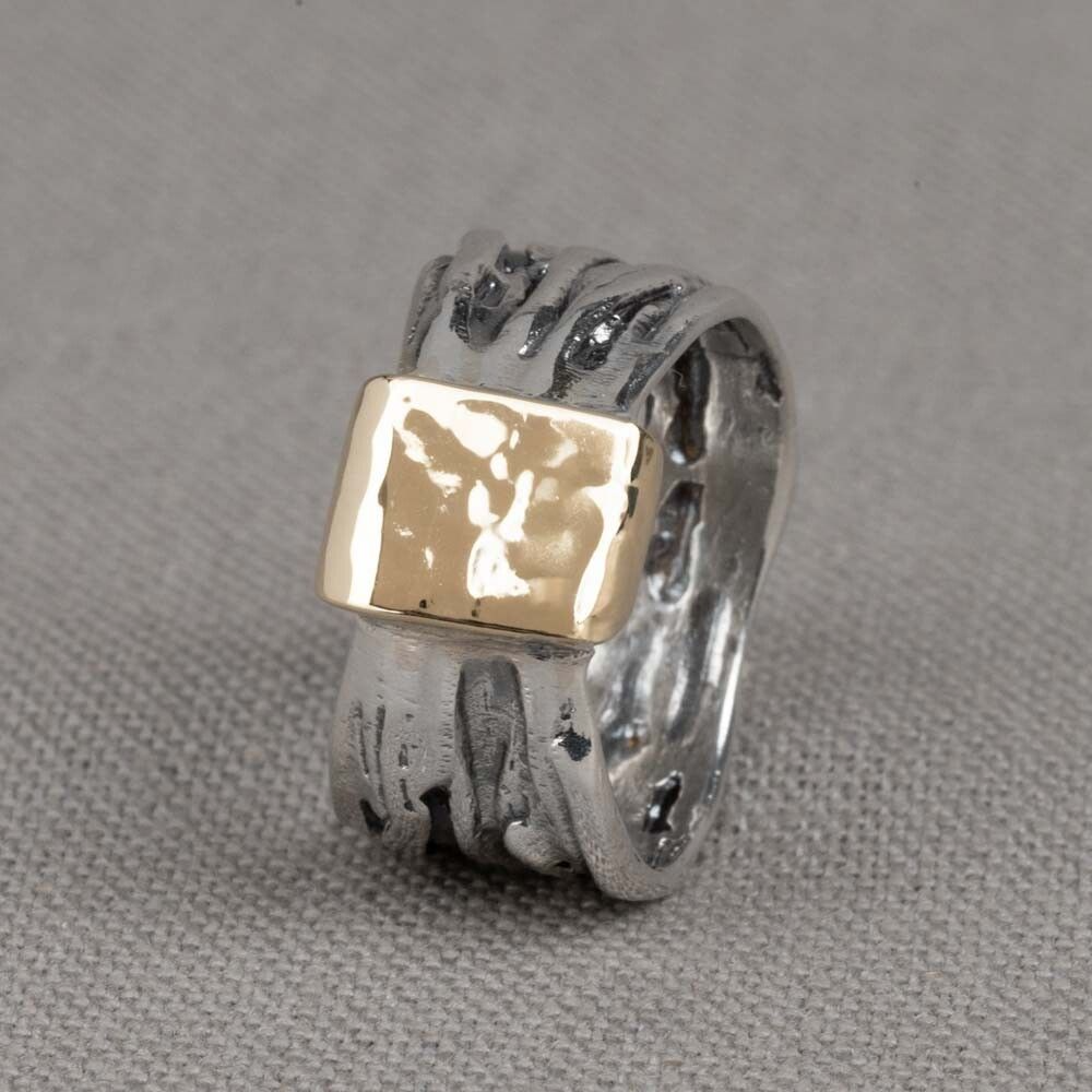 De Ring "Verdraaid Mooi Zilver + 9 Karaat Wikkel" met modelnummer 20983-61 is een stijlvolle combinatie van zilver en 9-karaats goud. Deze unieke wikkelring straalt elegantie en moderniteit uit. Draag hem solo voor een subtiele look of combineer met andere ringen voor een trendy, gelaagd effect. Perfect voor elke gelegenheid, van casual tot chique.