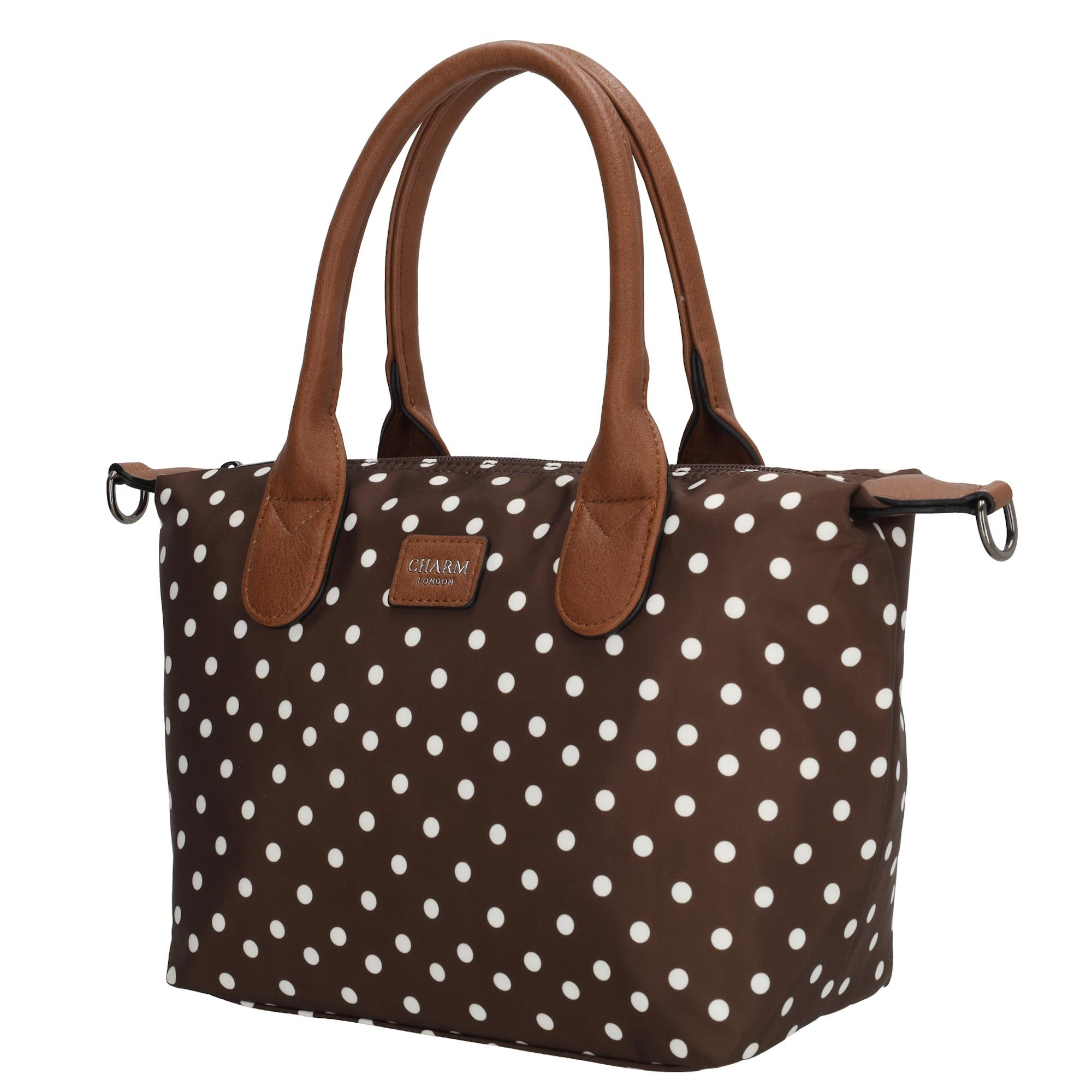 Deze schattige handtas komt uit de Buckingham serie van Charm London. De bruine details op de handtas maken 'm helemaal af. De tas is ideaal voor dagelijks gebruik. In de tas passen al jouw dagelijkse essentials die je nodig hebt. Je neemt de tas mee aan het handvat &oacute;f je draagt 'm aan de verstelbare en afneembare schouderband. Ben jij al verliefd geworden op dit leuke tasje?


De tassen van Charm London zijn ge&iuml;nspireerd op de iconische Britse modehoofdstad Londen. Ze zijn ge&iuml;nspireerd op de luxueuze materialen en typerende modellen die daar te zien zijn. Fashionable en stijlvolle damestassen van echt leer of kunstleer, gemaakt zodat jij er elke dag fantastisch uit kunt zien! 

De eigenschappen van deze handtas zijn: 

Hoofd- en achtervak met ritssluiting
Dubbel handvat
Verstelbare en afneembare schouderband