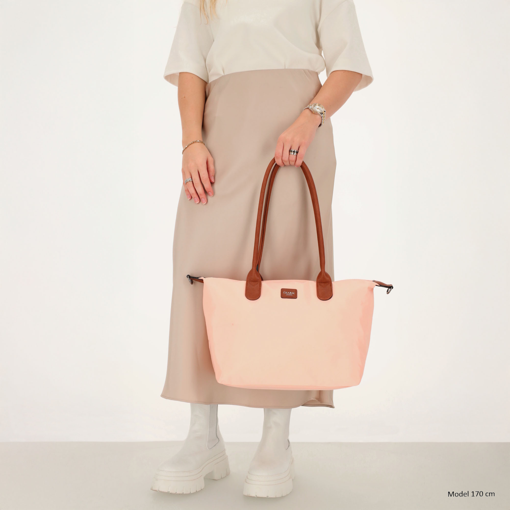 Deze toffe handtas komt uit de Buckingham serie van Charm London. Door het minimalistische design valt de tas overal mee te combineren en is het echt een tijdloos model. Je neemt in deze tas gemakkelijk al je dagelijkse essentials met je mee. Je draagt de tas comfortabel over de schouder met de lange handvaten of aan de verstelbare en afneembare schouderband. Je shopt de tas in verschillende kleuren. In welke kleur shop jij 'm?

De tassen van Charm London zijn ge&iuml;nspireerd op de iconische Britse modehoofdstad Londen. Ze zijn ge&iuml;nspireerd op de luxueuze materialen en typerende modellen die daar te zien zijn. Fashionable en stijlvolle damestassen van echt leer of kunstleer, gemaakt zodat jij er elke dag fantastisch uit kunt zien! 

De eigenschappen van deze handtas zijn: 

Ruim hoofdvak met ritssluiting
Achtervakje met ritssluiting
Verstelbare en afneembare schouderband