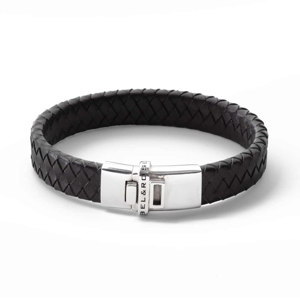 De Memory Lane - Braided Flat 12mm Black L, modelnummer RR-ML006-L, is een stijlvolle armband gemaakt van stevig gevlochten materiaal en kan gebruikt worden om bijvoorbeeld het as van een dierbare in te verwerken.