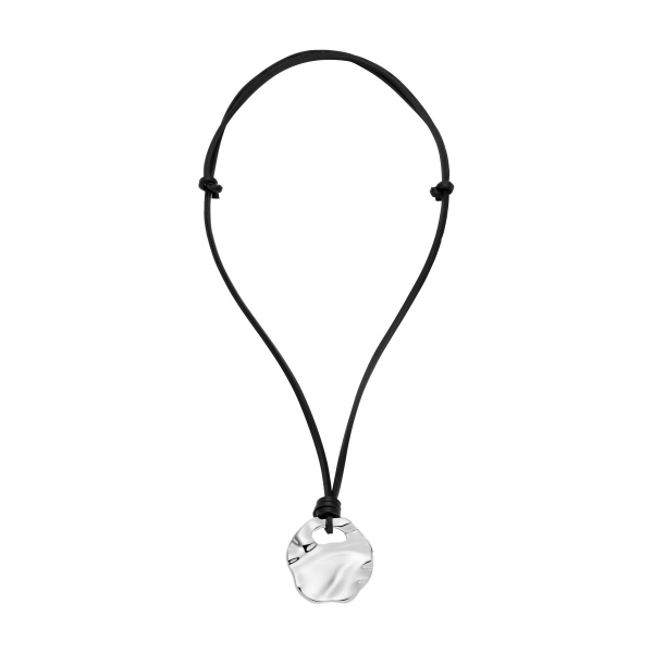 De SKAGEN COLLIER MODERNE STAK SKJ1898040 is een elegante halsketting die behoort tot de categorie sieraden. Deze stijlvolle ketting, met modelnummer SKJ1898040, voegt een vleugje verfijning toe aan elke outfit. Perfect om te dragen bij zowel casual als formele gelegenheden, het kan solo of in laagjes met andere kettingen gedragen worden voor een moderne look.