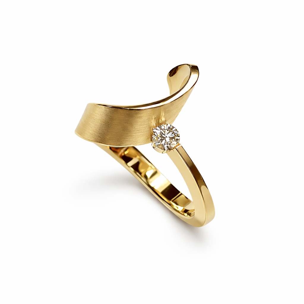 Cardillac Chapeau ring K035G

Deze geelgouden ring van Cardillac wordt met de hand gesmeed in een Nederlands atelier. Het ontwerp heeft een krachtige, vloeiende vorm waarbij het goud als een brede band om de vinger beweegt en subtiel opent voor de diamant.

De briljant geslepen diamant van 0,15 karaat is verfijnd geplaatst op een slanke gouden scheen, waardoor het licht vrij kan spelen rond de steen. De combinatie van de handgesmede structuur en de heldere diamant geeft de ring een uitgesproken karakter.

Elke Cardillac ring wordt met aandacht en vakmanschap gemaakt. Door het handwerk heeft het goud een levendige uitstraling en voelt de ring solide en comfortabel aan om te dragen.