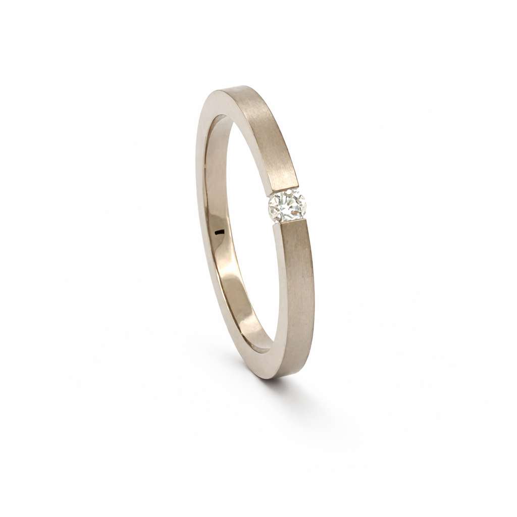 Het ontwerp van onze Arch collectie komt voort uit het architectonische lijnenspel. De strakke vorm van gebouwen en bruggen is de inspiratie voor deze sieraden. 

Maak een afspraak en kom deze sierlijke ring eens passen! Of bestel haar gelijk, dan sturen we deze mooi verpakt naar je toe.