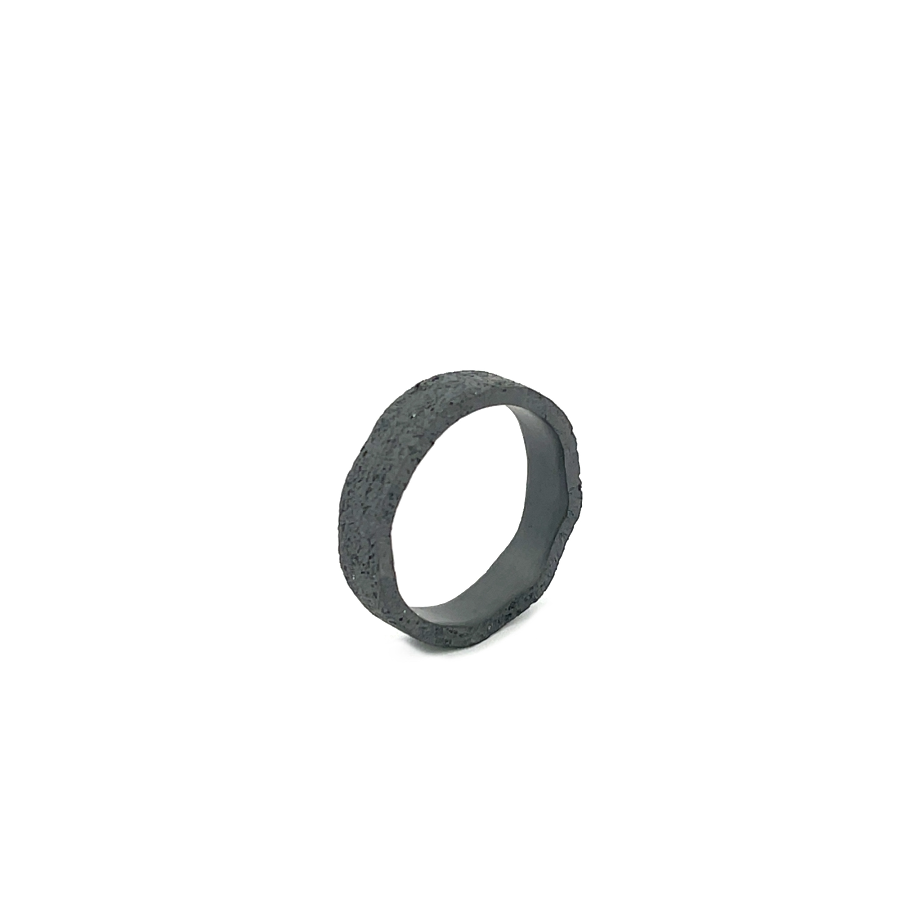 Deze bijzondere ring van zirkonium valt direct op door zijn diepe, matte zwarte kleur en organische vormgeving. De subtiel golvende rand geeft het strakke ontwerp een speels en eigenzinnig karakter, alsof de ring is gevormd door natuurlijke beweging.

Het oppervlak heeft een robuuste, licht getextureerde afwerking die mooi contrasteert met de gladde binnenzijde. Zirkonium staat bekend om zijn sterke, duurzame eigenschappen en het comfortabele draaggevoel. Bovendien behoudt het materiaal zijn intense zwarte kleur langdurig.

Een eigentijdse ring voor wie houdt van minimalistisch design met een uniek detail, krachtig, stijlvol en n&eacute;t even anders.

Maak een afspraak en kom deze sierlijke ring eens passen! Of bestel haar gelijk, dan sturen we deze mooi verpakt naar je toe.