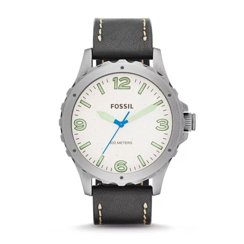 STOER HORLOGE MET EEN BEIGE WIJZERPLAAT EN GROENE TIJDAANDUIDINGEN EEN ZWARTE LEREN BAND MET AAN DE ZIJKANT BEIGE STIKSEL