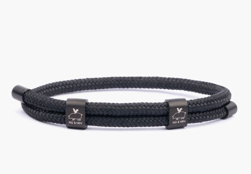 De Little Lewis DBL M, is een stijlvolle armband die tot de categorie juwelen behoort. Dankzij het elegante ontwerp is hij perfect om elke outfit mee te verrijken, zowel casual als formeel. Draag deze armband alleen of combineer met andere sieraden voor een gelaagde look. Ideaal voor dagelijks gebruik of speciale gelegenheden.