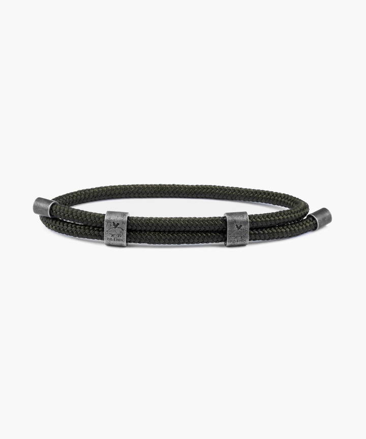 De Little Lewis DBL (Army I Vintage, L 20-21cm) van een onbekend merk bevat de robuuste stijl van Pig & Hen sieraden. Deze armband is perfect om dagelijks te dragen en voegt een stoer, nautisch tintje toe aan elke outfit. Draag hem solo of combineer met andere armbanden voor een gelaagde look.