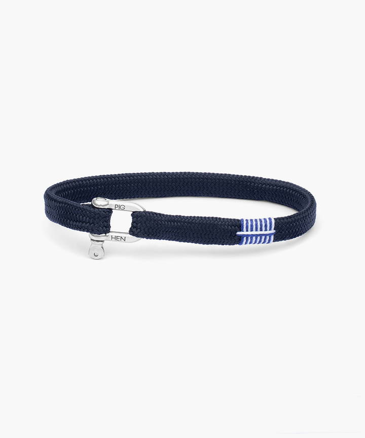 De Vicious Vik (Navy | Silver, M (18cm)),  is een stijlvolle armband, perfect voor elke gelegenheid. Met zijn verfijnde nautische kleurencombinatie van marineblauw en zilver is deze armband een tijdloze aanvulling op je sieradencollectie. Draag het solo voor een subtiele look of combineer het met andere armbanden voor een gedurfde stijlstatement.