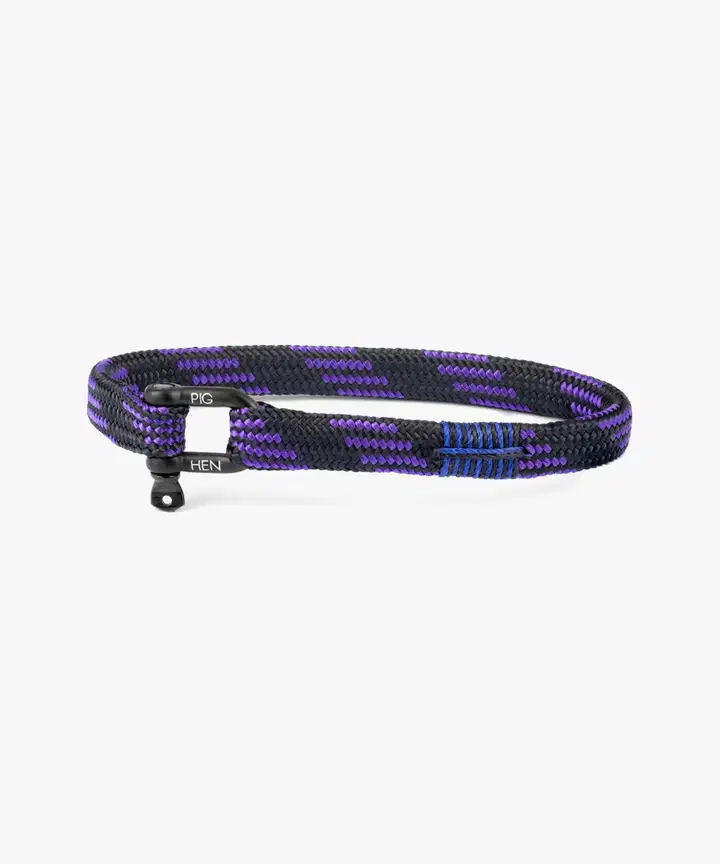 De Vicious Vik armband in Black - Royal Purple I Black,  is een stijlvolle toevoeging aan elke collectie. Deze elegante armband, in de categorie "JEWEL", is perfect om je pols te versieren. Draag het bij speciale gelegenheden of als dagelijkse statement piece voor een verfijnde look. Geschikt voor polsmaten van 19 cm.