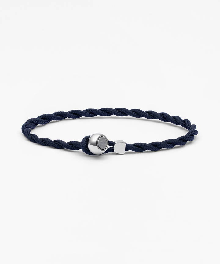 De Easy Ed armband (Navy I Silver, M (18cm) straalt stijl en elegantie uit door zijn opvallende marineblauwe en zilveren combinatie. Draag deze armband alleen voor een subtiele look of combineer met andere sieraden voor een speelse mix. Perfect voor dagelijks gebruik of speciale gelegenheden. Een must-have voor elke sieradenliefhebber.