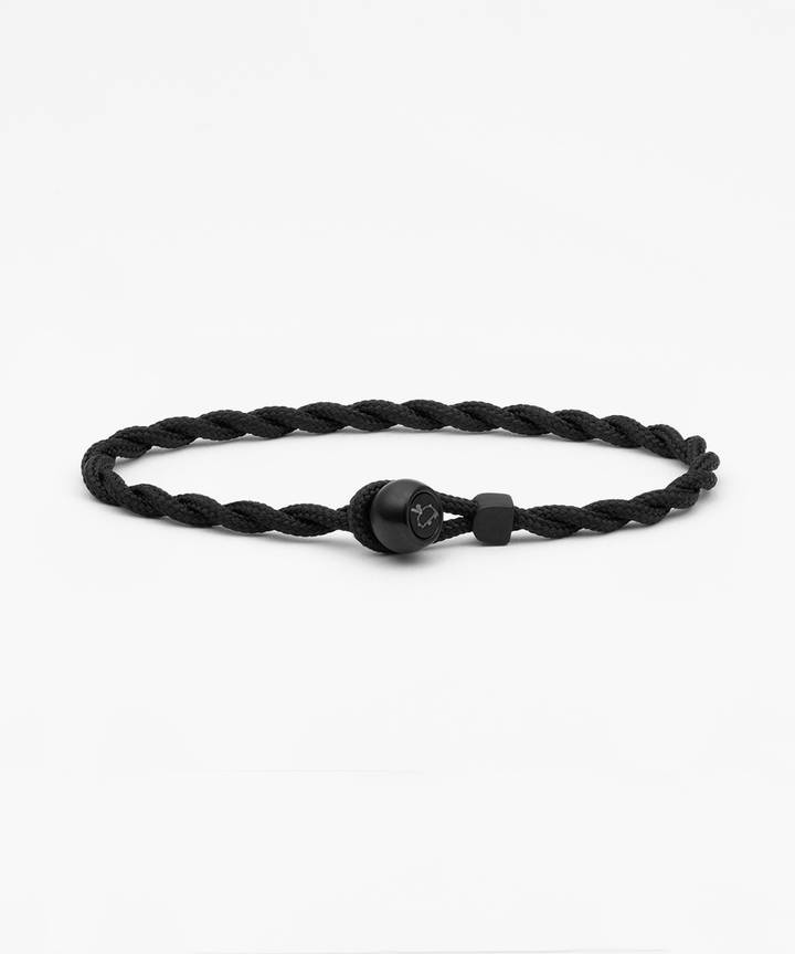 De Easy Ed (Zwart I Zwart, M/L (19cm) is een stijlvolle armband, perfect voor elke gelegenheid. Draag hem solo voor een minimalistische look of combineer met andere armbanden voor een trendy effect. Een must-have accessoire dat je outfit compleet maakt en een vleugje verfijning toevoegt aan je dagelijkse stijl.