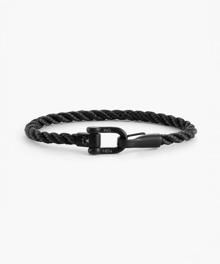 De Lobster Larry (Zwart | Zwart, M/L (19 cm), is een stijlvolle armband van een onbekend merk. Dit sieraad valt onder de categorie "JEWEL" en is specifiek een "BRACELET". Draag het solo voor een minimalistische look of combineer met andere armbanden voor een trendy stapelstijl. Perfect voor elke gelegenheid.
