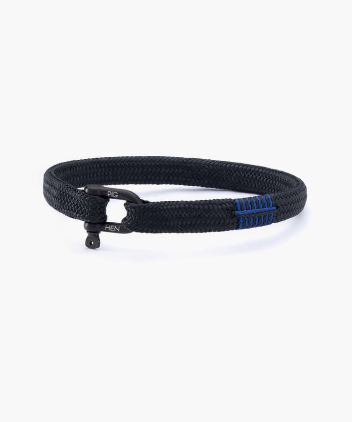 De Vicious Vik armband is een stijlvolle zwarte armband van 18 cm, perfect voor elke gelegenheid. Ideaal om te combineren met andere accessoires uit dezelfde categorie. Draag hem solo voor een subtiele look of mix en match met andere sieraden voor een gedurfde stijl. Een veelzijdig accessoire voor elke moderne garderobe.