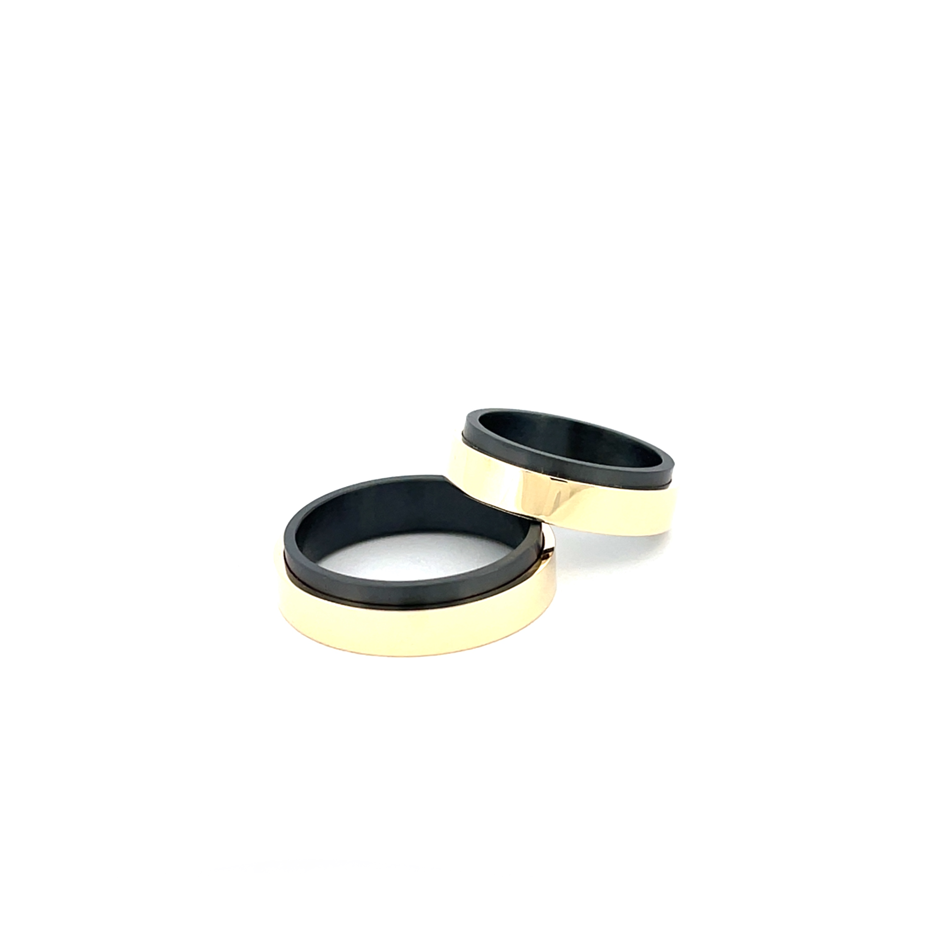 De Nova Black is een ring met een krachtig contrast en een elegante balans. De diepe, matte kern van zwart zirkonium vormt het hart van de ring en straalt moderniteit en karakter uit. Daaromheen ligt een gladde band van warm goud die het donkere midden subtiel omarmt.

Het samenspel van het intense zwart en het zachte goud geeft de Nova Black een tijdloze uitstraling: stoer en verfijnd tegelijk. De gouden ring lijkt als een beschermende baan om de zirkonium kern te draaien, waardoor een ontwerp ontstaat dat zowel minimalistisch als uitgesproken is.

Een ring die staat voor verbinding, kracht en een subtiele luxe.

Maak een afspraak en kom deze sierlijke ring eens passen! Of bestel haar gelijk, dan sturen we deze mooi verpakt naar je toe.