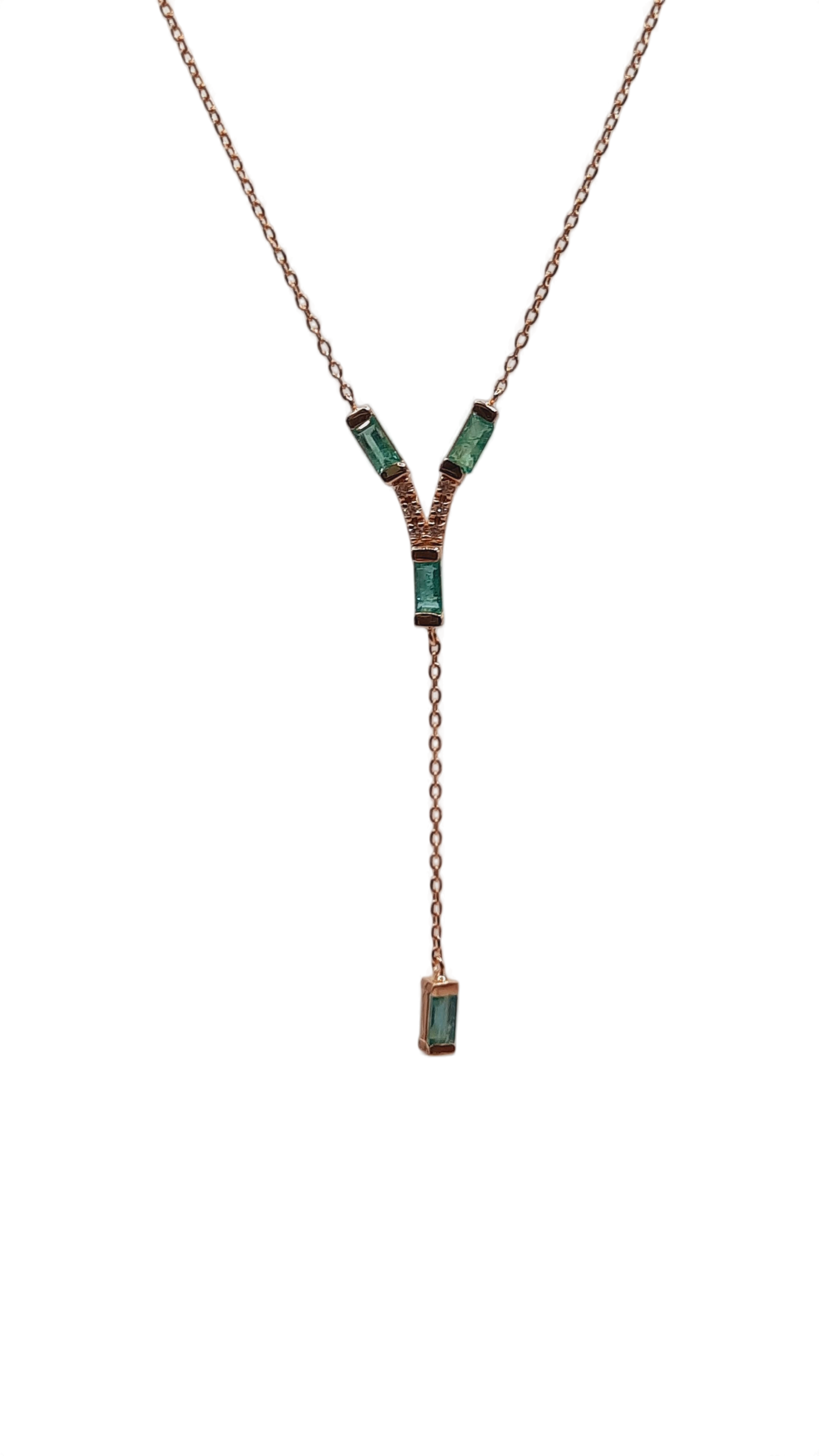 Ontdek de elegante 0.036hsi 4-2 smar diamant halsketting, modelnummer 0002199. Deze gouden halsketting uit 14-karaats goud combineert verfijnde diamanten (SI1, H kleur, briljant geslepen) en smaragd voor een luxueuze uitstraling. Ideaal voor speciale gelegenheden of een stijlvolle alledaagse look. Draag het solo voor elegantie of combineer met andere juwelen voor een glamoureuze look.