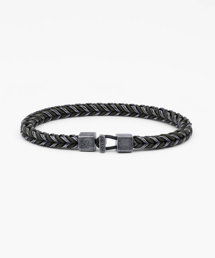 De Catena Foxtail (Army I Vintage, M (18cm), is een stijlvolle armband die valt onder de categorie juwelen. Dit unieke sieraad biedt een vleugje elegantie en robuustheid, perfect voor elke gelegenheid. Draag hem solo voor een subtiele look of combineer met andere armbanden voor een gedurfde stijl.
