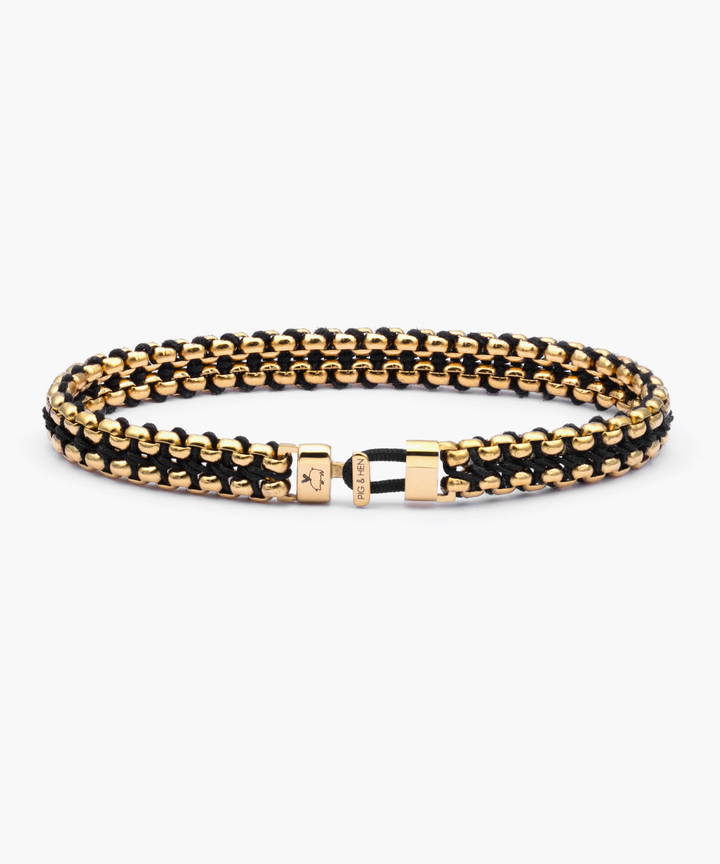De Catena Venetian 7mm (Black I Gold, M (18cm), is een stijlvolle armband die valt onder de categorie sieraad. Deze armband combineert zwart en goud voor een elegante uitstraling. Ideaal om solo te dragen of te combineren met andere sieraden voor een trendy en persoonlijke look. Perfect voor elke gelegenheid.