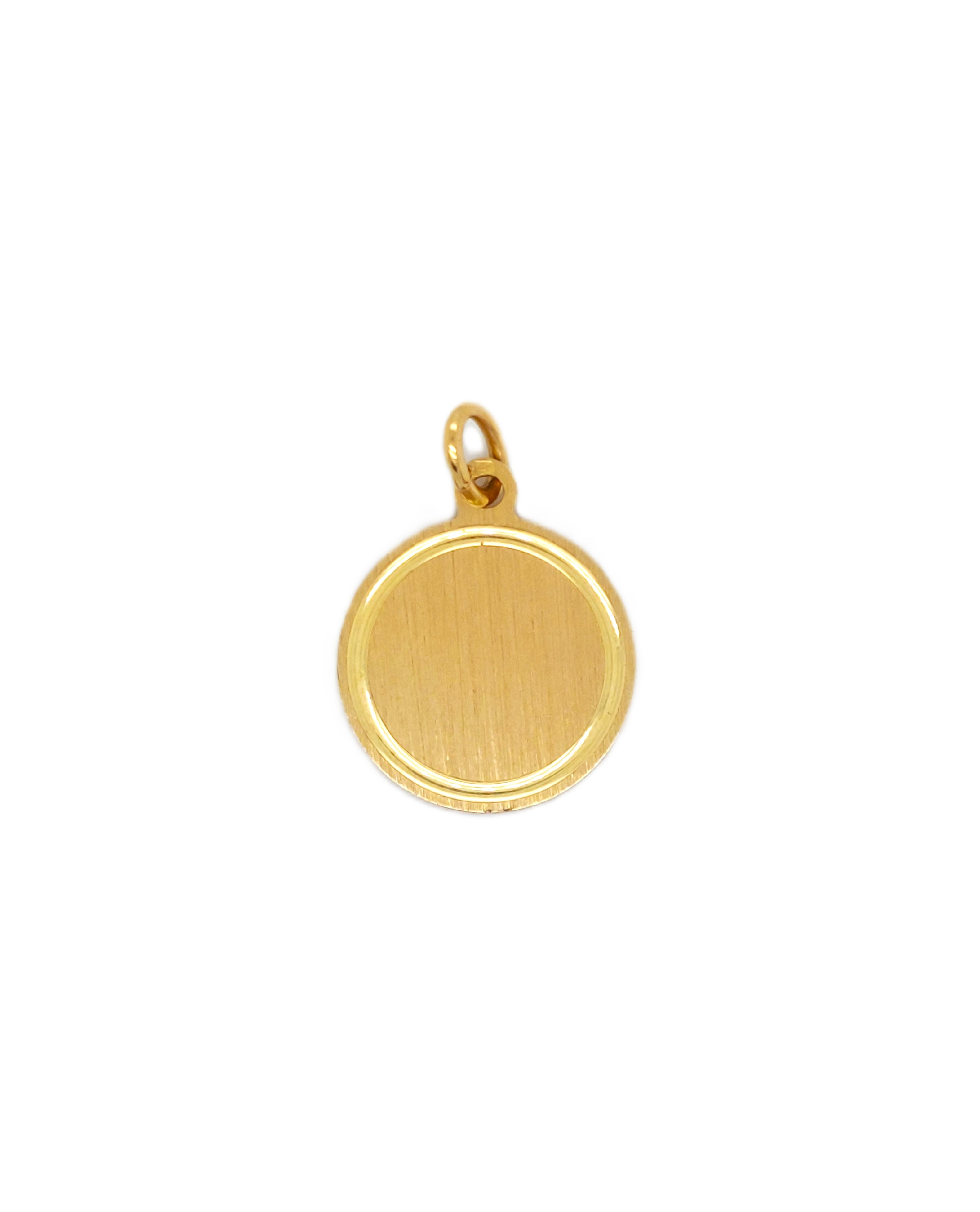 De gouden hanger A28 is een elegante hanger van een niet-gespecificeerd merk en behoort tot de categorie 'sieraden', specifiek als 'hanger'. Draag deze verfijnde hanger aan een ketting voor een stijlvolle en tijdloze uitstraling. Perfect voor dagelijks gebruik of speciale gelegenheden, voegt het een vleugje luxe toe aan elke outfit.