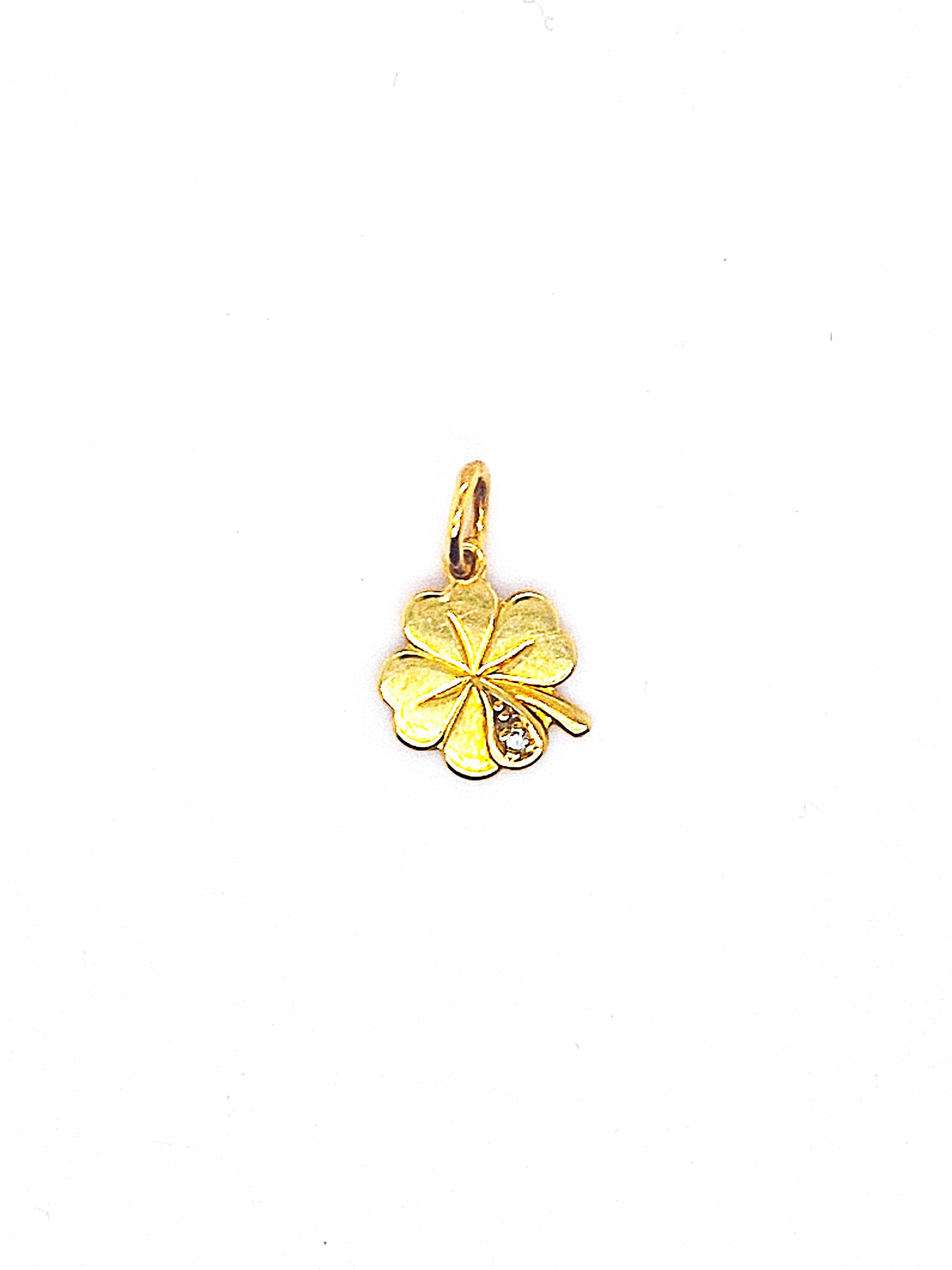 De Gouden Hanger Klavertje Vier is een elegante hanger in de categorie "Jewel" en van het type "Pendant". Dit sieraad voegt een vleugje elegantie toe aan elke outfit en is ideaal voor dagelijks gebruik of speciale gelegenheden. Draag het aan een fijne ketting om je hals voor een subtiele en verfijnde look.