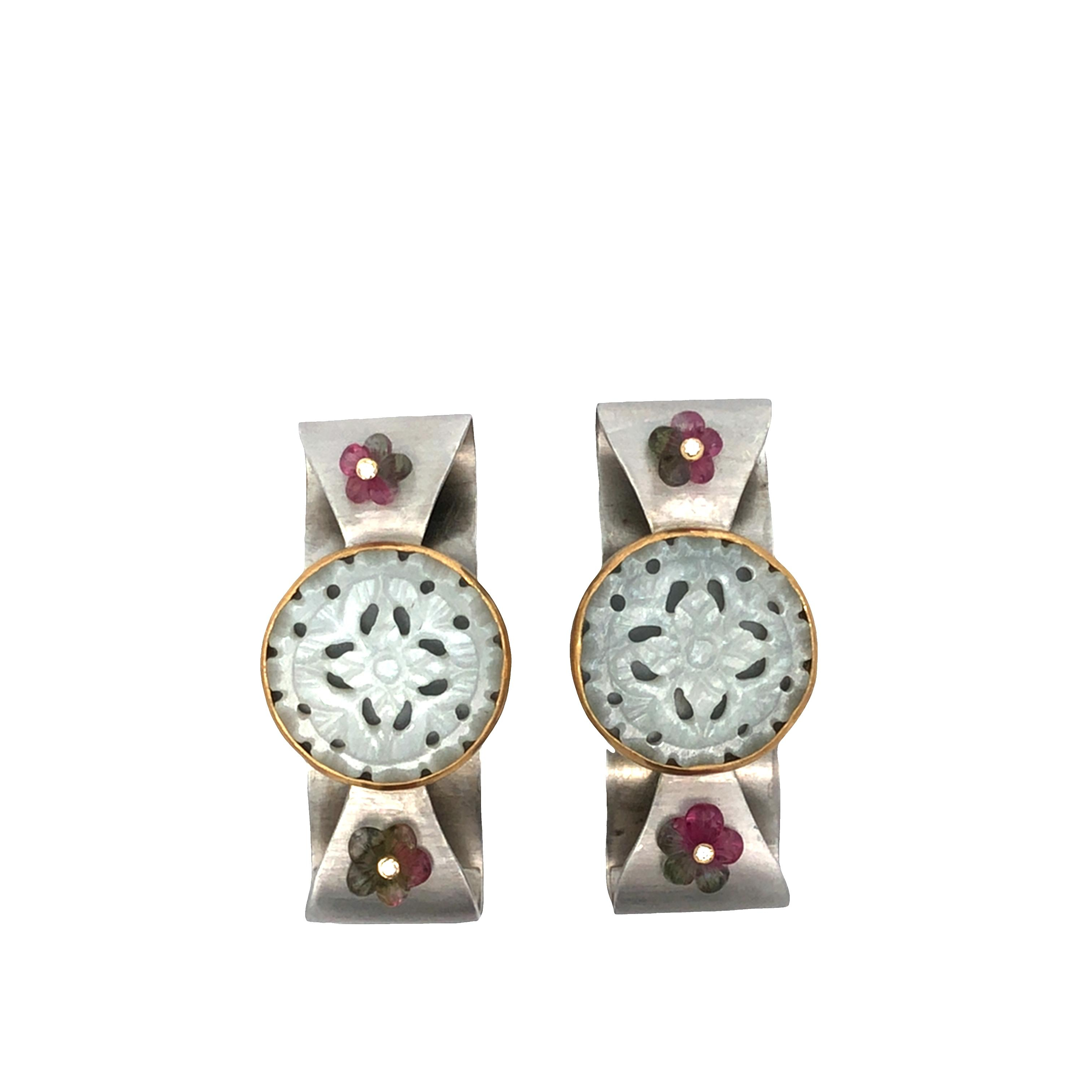 Hemdhelden:
Sie sind die moderne weiterentwicklung von Manschettenkn&ouml;pfen. Einfach an der Au&szlig;enseite der beiden &Auml;rmel platzieren - fertig ist das Outfit f&uuml;r jeden Tag und Anlass. Sie sind genau das Richtige f&uuml;r diejenigen, die ihre Hemd- oder Blusen&auml;rmel eh gerne umschlagen