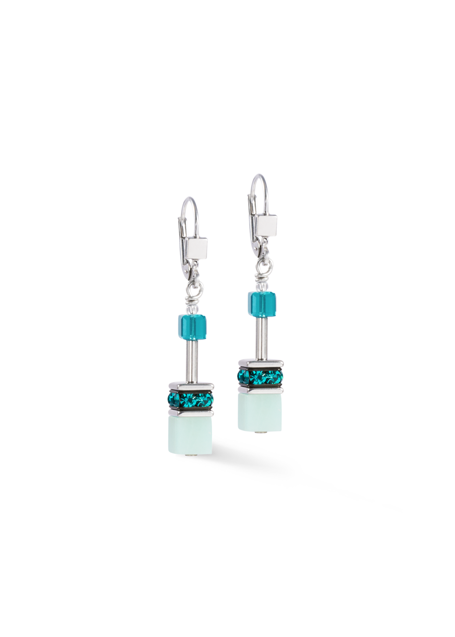 De Coeur de Lion Oorbellen - Donkergroen-Zilver, modelnummer 4010/20-0548, zijn elegante hanger oorbellen met een moderne uitstraling. De oorbellen stralen in zilver en donkergroen en zijn ideaal voor zowel dagelijks gebruik als bijzondere gelegenheden. Combineer ze met een stijlvolle zilveren ketting voor een complete look. Perfect om elke outfit een chique touch te geven!