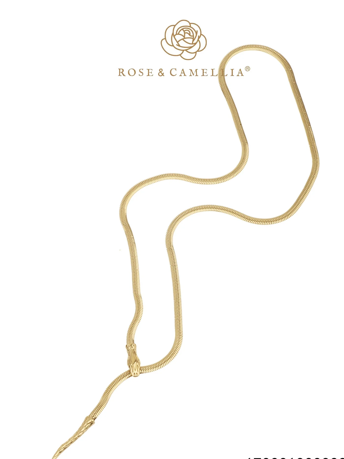 De Rose & Camellia Collier Verguld Slang 70cm van modelnummer 1700018008997 is een elegante ketting met een unieke slangontwerp. Deze stijlvolle ketting is verguld en valt prachtig op de hals. Draag het als een statement stuk op een eenvoudige blouse of jurk voor een verfijnde look. Ideaal voor speciale gelegenheden of als cadeau.