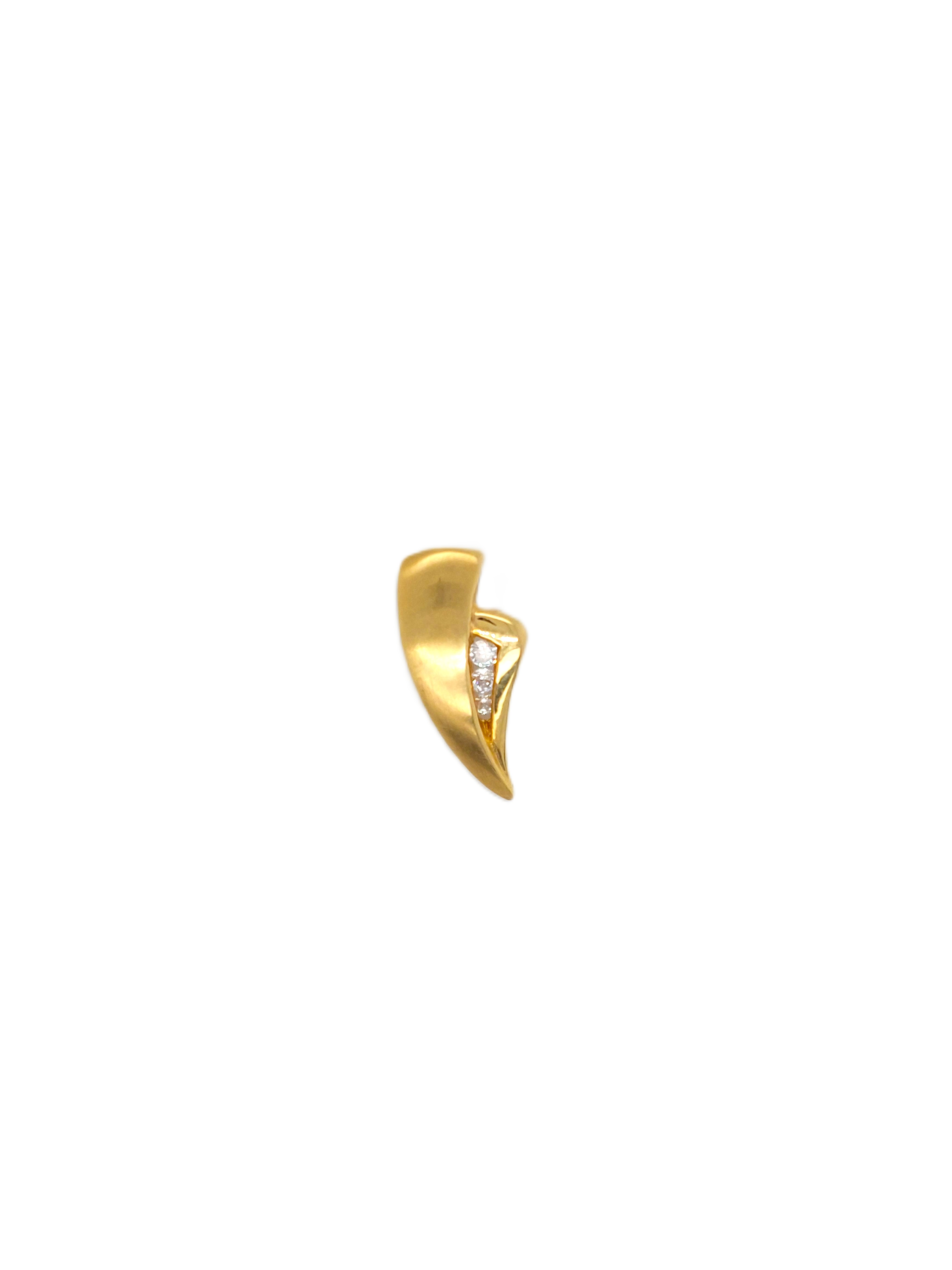 De Gouden Hanger A29 is een verfijnde gouden hanger, perfect voor elke gelegenheid. Het sieraad valt onder de categorie&euml;n Juweel en Hanger, en is vervaardigd uit hoogwaardig goud. Draag deze elegante hanger aan een fijne ketting om je look compleet te maken. Ideaal voor zowel dagelijks gebruik als speciale gelegenheden. Voeg tijdloze klasse toe aan je collectie!