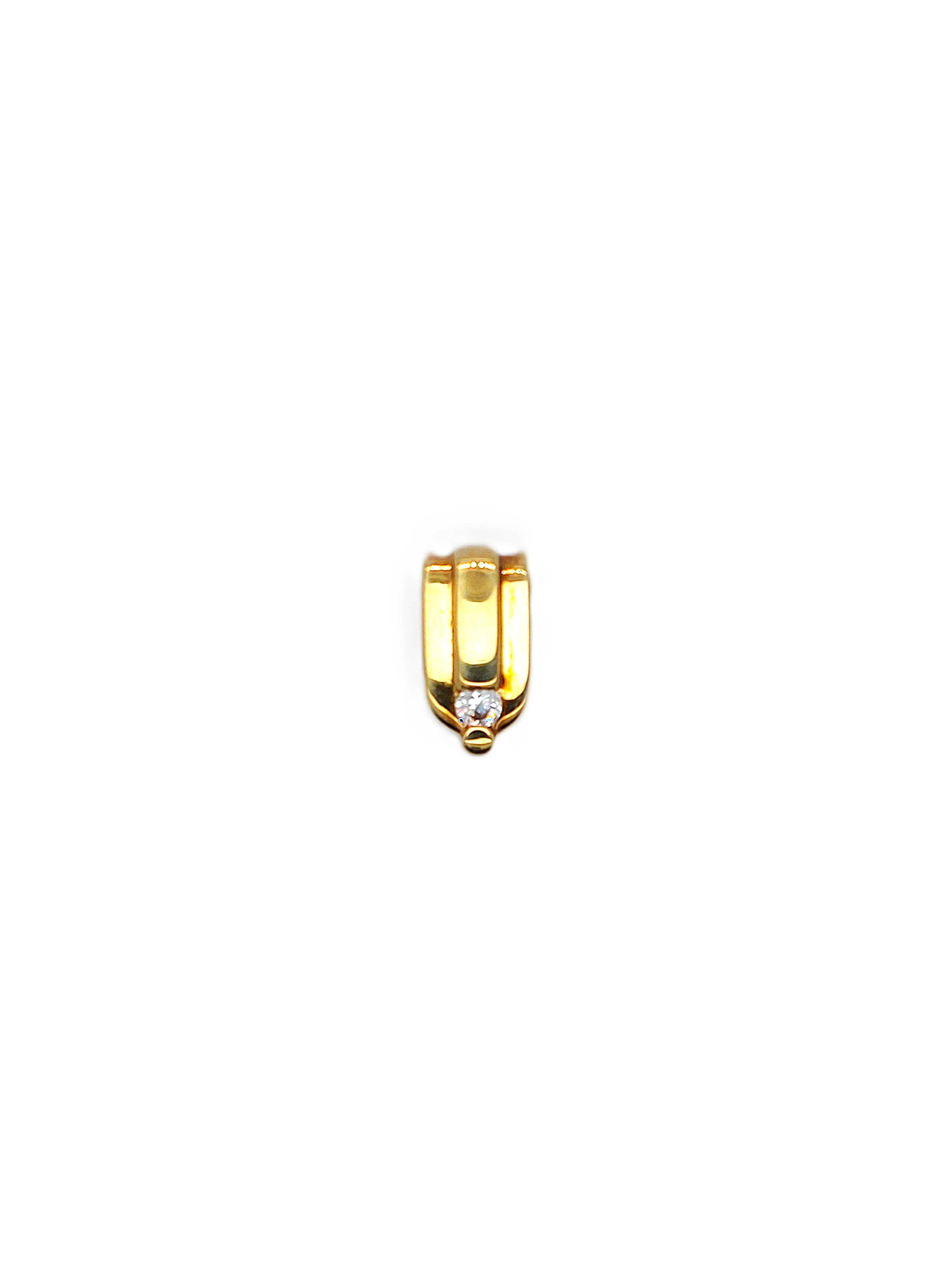 De GOUDEN HANGER A30 is een prachtige hanger uit de categorie "JEWEL" en het type "PENDANT". Deze elegante hanger voegt een vleugje luxe toe aan elke outfit. Draag het aan een fijne ketting voor een subtiele uitstraling of combineer het met andere sieraden voor een statement look. Perfect voor elke gelegenheid!