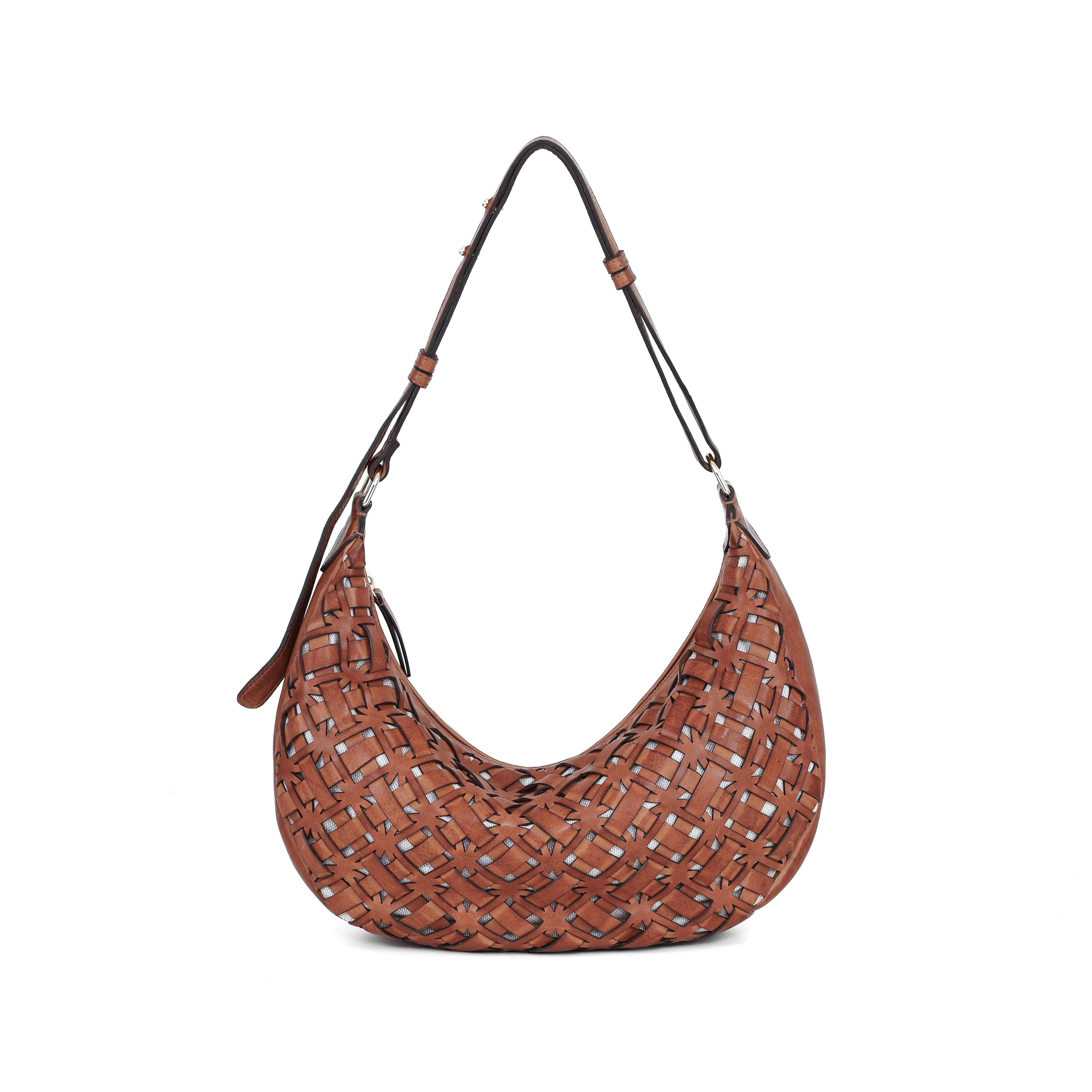 Cognac Gevlochten Schoudertas met Verstelbare Band

Deze stijlvolle cognac schoudertas heeft een elegante gevlochten voorzijde, wat de tas een luxe en tijdloze uitstraling geeft. De achterzijde is uitgevoerd in een egale afwerking en beschikt over een praktisch ritsvak, ideaal voor spullen die je snel bij de hand wilt hebben.

De tas sluit met een rits en heeft een overzichtelijke binnenkant met een ritsvak en een steekvak, perfect voor het veilig en georganiseerd opbergen van kleinere items zoals je telefoon, sleutels of portemonnee.

Dankzij de verstelbare schouderriem kan de tas comfortabel op de gewenste lengte worden gedragen.

Deze tas combineert stijl en functionaliteit en is perfect voor dagelijks gebruik, werk of een dagje uit.

Kenmerken:

Cognac schoudertas

Gevlochten voorzijde

Egale achterzijde met ritsvak

Binnenkant met ritsvak en steekvak

Verstelbare schouderriem

Afmetingen:
Breedte: 37 cm
Hoogte: 20 cm
Diepte: 10 cm