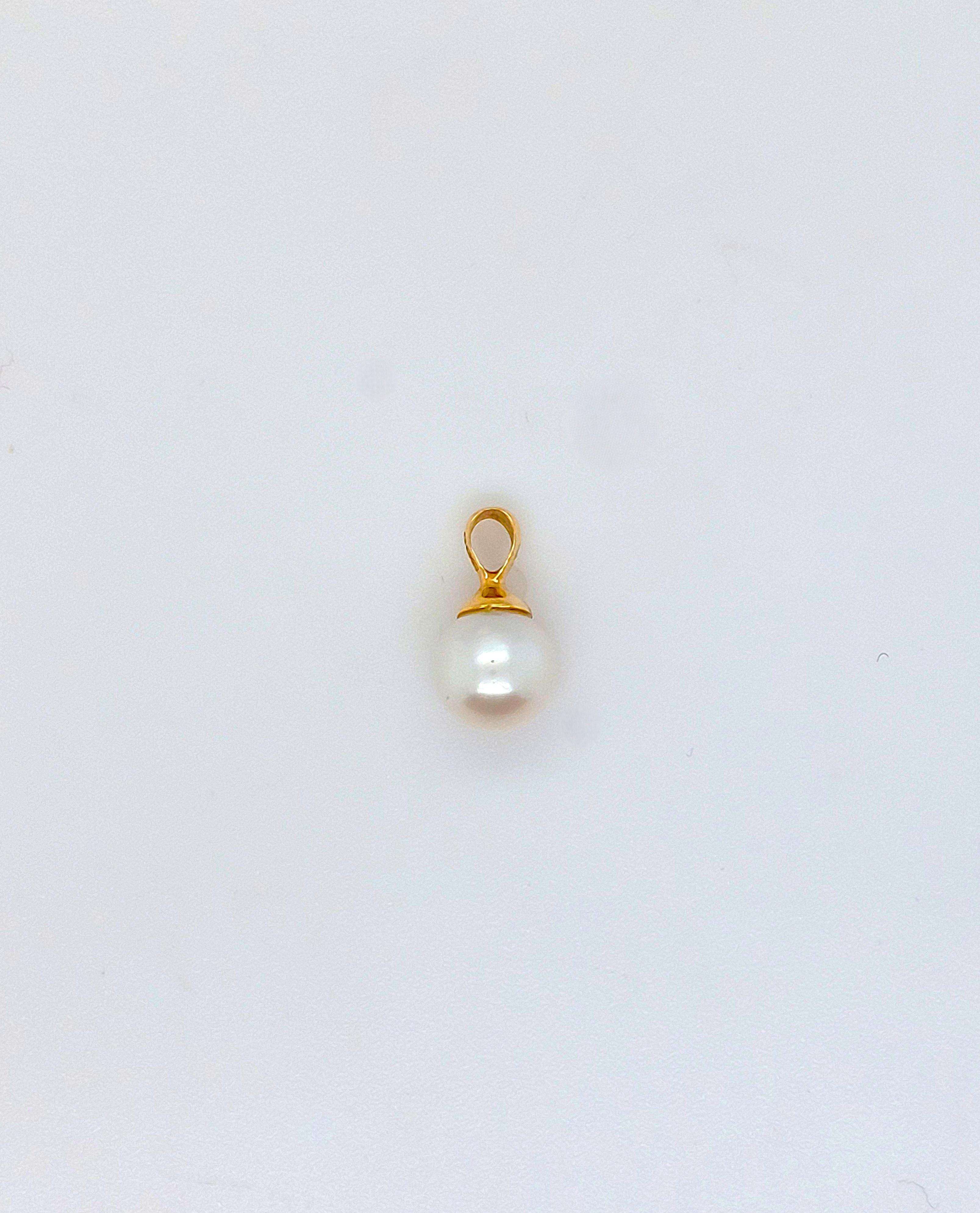 De Gouden Hanger Parel met modelnummer GOUDEN HANGER PAREL biedt een verfijnde stijl met een elegante parel als middelpunt. Het is een uniek sieraad dat perfect past bij elke gelegenheid. Draag deze hanger met een fijne ketting voor een subtiele, maar stijlvolle look. Ideaal om elke outfit een verfijnde touch te geven.