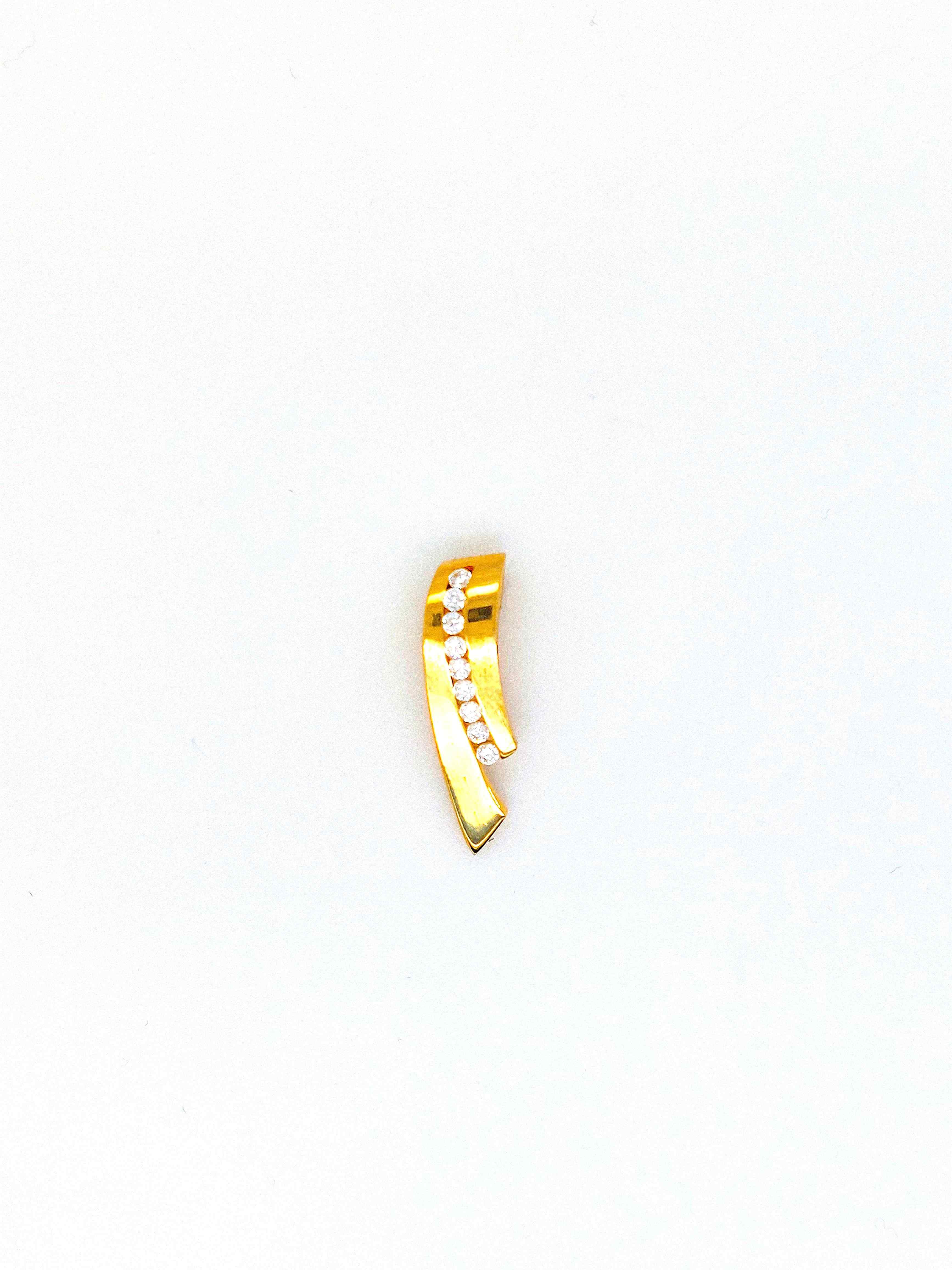 De gouden hanger A31, met modelnummer GOUDEN HANGER A31, is een elegante aanvulling op uw sieradencollectie. Deze prachtige hanger valt onder de categorie sieraden en is specifiek een hanger. Draag deze verfijnde hanger aan een ketting naar keuze om een stijlvolle en tijdloze look te cre&euml;ren die elke outfit complimenteert.