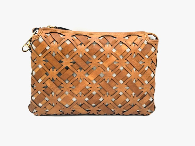 Cognac Drievakstas met Gevlochten Voorzijde en Verstelbare Band

Deze stijlvolle cognac drievakstas heeft een elegante gevlochten voorzijde, wat de tas een luxe en tijdloze uitstraling geeft. De achterzijde is egaal uitgevoerd en voorzien van een praktisch ritsvak, ideaal voor spullen die je snel bij de hand wilt hebben.

De tas heeft een drievaks indeling met &eacute;&eacute;n ritsvak aan de bovenkant (toprits) voor veilige afsluiting. De binnenkant is voorzien van een ritsvak en een steekvak, zodat je kleinere items overzichtelijk kunt opbergen, zoals je telefoon, sleutels of portemonnee.

Dankzij de verstelbare schouderriem draag je de tas comfortabel op de gewenste lengte. Door het compacte formaat en de praktische indeling is deze tas perfect voor dagelijks gebruik of een dagje uit.

Kenmerken:

Cognac schoudertas

Gevlochten voorzijde

Egale achterzijde met ritsvak

Drievaks indeling met &eacute;&eacute;n toprits

Binnenvak met ritsvak en steekvak

Verstelbare schouderriem

Afmetingen:
Hoogte: 18 cm
Breedte: 25 cm
Diepte: 9 cm
