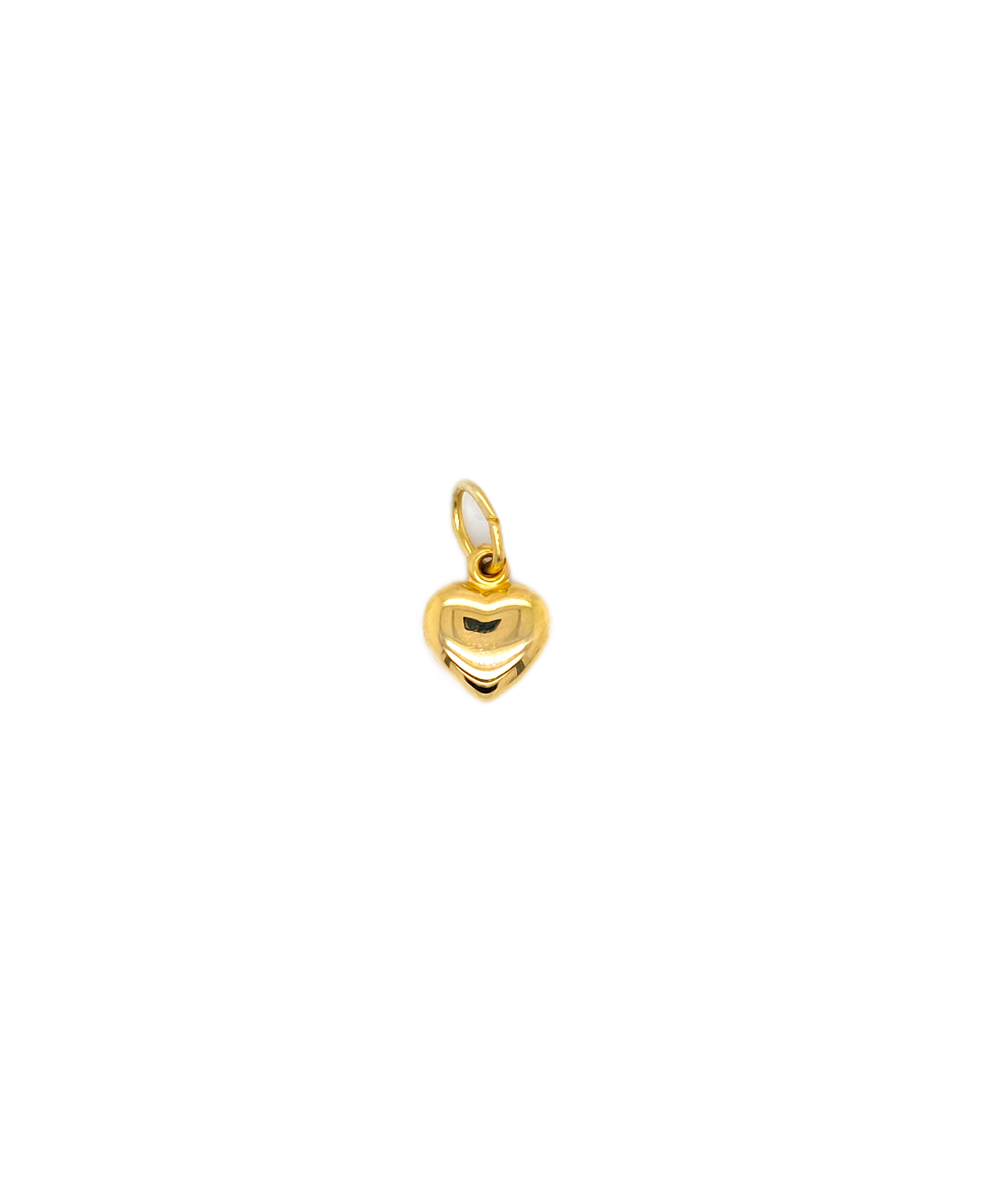 De Gouden Hanger Hartje, modelnummer GOUDEN HANGER HARTJE, is een prachtige hanger van een niet-gespecificeerd merk die valt onder de categorie 'Juweel' en specifiek een 'Hanger' is. Perfect om te dragen aan een fijne ketting voor een elegante en romantische uitstraling bij elke gelegenheid. Combineer met bijpassende oorbellen voor een compleet ensemble.