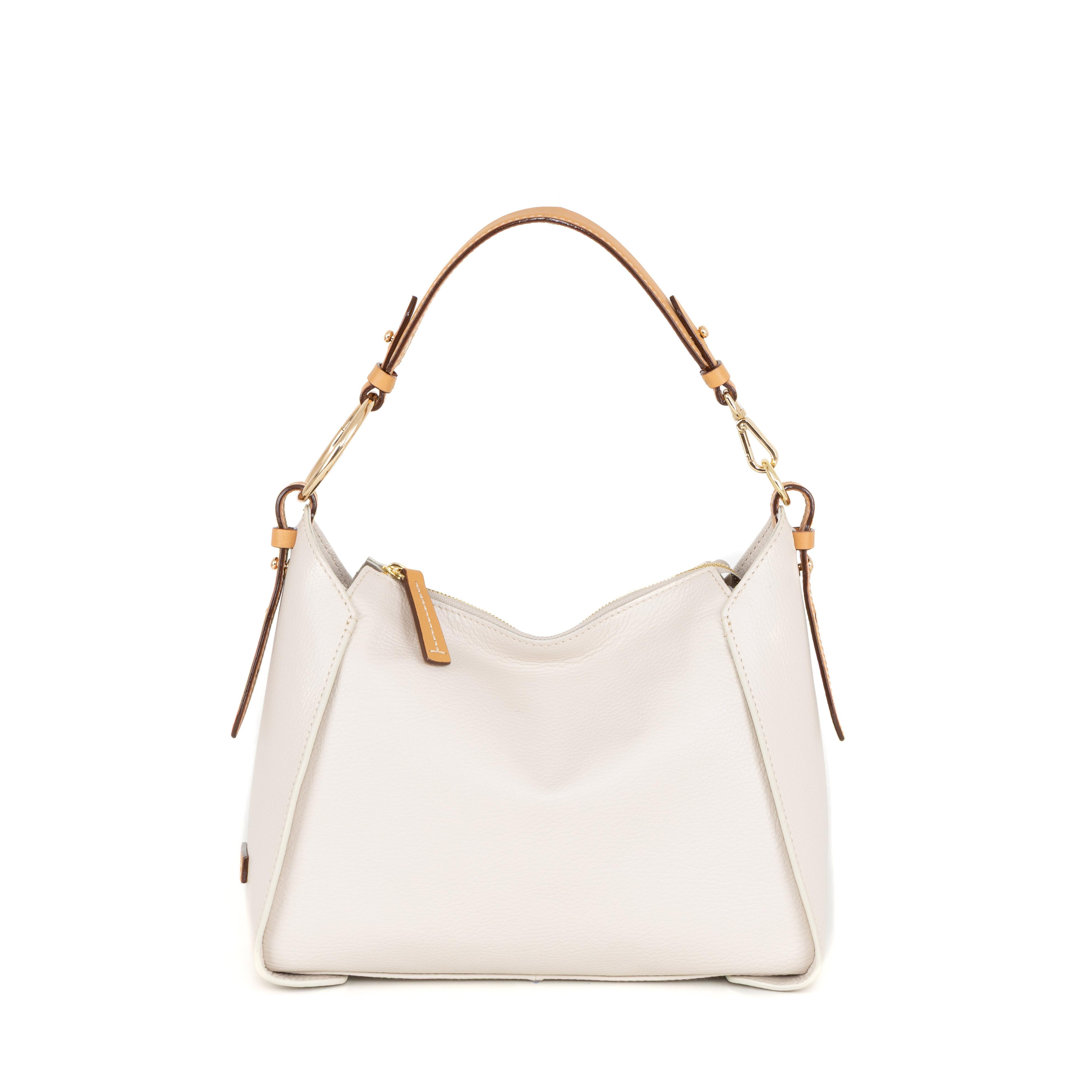 Stijlvol, praktisch en veelzijdig: deze witte schoudertas met natuurkleurige lederen details is de perfecte combinatie van elegant design en functionele indeling. De frisse witte kleur in combinatie met het natuurlijke leer geeft de tas een moderne en tijdloze uitstraling, waardoor hij moeiteloos te combineren is met zowel casual als zakelijke outfits.

De tas is ontworpen met oog voor gebruiksgemak. Aan de buitenkant bevindt zich een ritsvak, ideaal voor spullen die je snel bij de hand wilt hebben, zoals je telefoon of sleutels. Het ruime hoofdvak biedt voldoende plaats voor je dagelijkse essentials en is aan de binnenzijde voorzien van een steekvak en een ritsvak voor extra overzicht en veiligheid.

Aan de onderkant is de tas voorzien van beschermende pootjes, zodat de bodem schoon en netjes blijft wanneer je de tas neerzet. Dankzij de afneembare lange schouderriem kun je de tas comfortabel crossbody of over de schouder dragen. Daarnaast heeft de tas ook een korte, afneembare schouderband, zodat je eenvoudig kunt wisselen tussen verschillende draagstijlen.

Met zijn praktische formaat en stijlvolle uitstraling is deze tas ideaal voor dagelijks gebruik, werk, shoppen of een dagje uit.

Kenmerken:

Witte schoudertas met natuurkleurige lederen details

Hoofdvak met ruime opbergmogelijkheden

Binnenzijde met steekvak en ritsvak

Ritsvak aan de buitenkant

Beschermende metalen pootjes aan de onderkant

Afneembare lange schouderriem

Afneembare korte schouderband

Afmetingen:

Hoogte: 24 cm

Breedte: 30 cm

Diepte: 12 cm