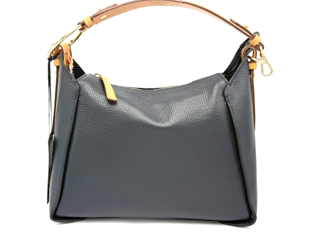 Stijlvol, praktisch en veelzijdig: deze witte schoudertas met natuurkleurige lederen details is de perfecte combinatie van elegant design en functionele indeling. De frisse witte kleur in combinatie met het natuurlijke leer geeft de tas een moderne en tijdloze uitstraling, waardoor hij moeiteloos te combineren is met zowel casual als zakelijke outfits.

De tas is ontworpen met oog voor gebruiksgemak. Aan de buitenkant bevindt zich een ritsvak, ideaal voor spullen die je snel bij de hand wilt hebben, zoals je telefoon of sleutels. Het ruime hoofdvak biedt voldoende plaats voor je dagelijkse essentials en is aan de binnenzijde voorzien van een steekvak en een ritsvak voor extra overzicht en veiligheid.

Aan de onderkant is de tas voorzien van beschermende pootjes, zodat de bodem schoon en netjes blijft wanneer je de tas neerzet. Dankzij de afneembare lange schouderriem kun je de tas comfortabel crossbody of over de schouder dragen. Daarnaast heeft de tas ook een korte, afneembare schouderband, zodat je eenvoudig kunt wisselen tussen verschillende draagstijlen.

Met zijn praktische formaat en stijlvolle uitstraling is deze tas ideaal voor dagelijks gebruik, werk, shoppen of een dagje uit.

Kenmerken:

Witte schoudertas met natuurkleurige lederen details

Hoofdvak met ruime opbergmogelijkheden

Binnenzijde met steekvak en ritsvak

Ritsvak aan de buitenkant

Beschermende metalen pootjes aan de onderkant

Afneembare lange schouderriem

Afneembare korte schouderband

Afmetingen:

Hoogte: 24 cm

Breedte: 30 cm

Diepte: 12 cm